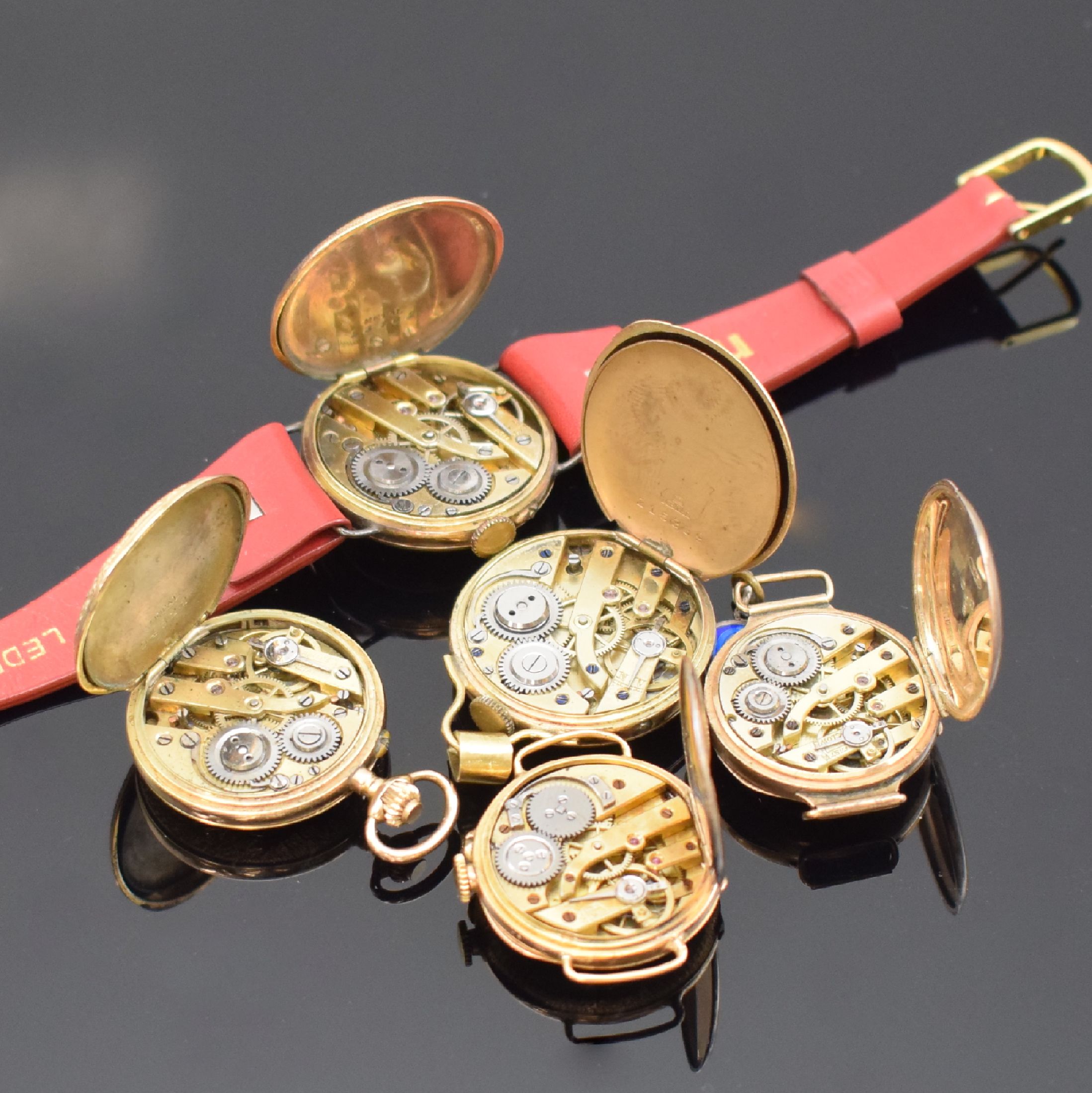 Detail b: 4 Damentaschenuhren teils umgebaut zu Armbanduhren sowie eine frühe Damenarmbanduhr um 1920 in GG 585/000, 750/000 und 375/000, Schweiz um 1900, ...