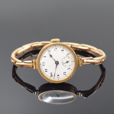 Frühe Armbanduhr in GG 375/000 an GG 375/000 Zugband, Schweiz um 1920, Handaufzug, Scharnierboden, Emailzifferbl. m. arab. Zahlen, gebl. Zeiger, kl. ...