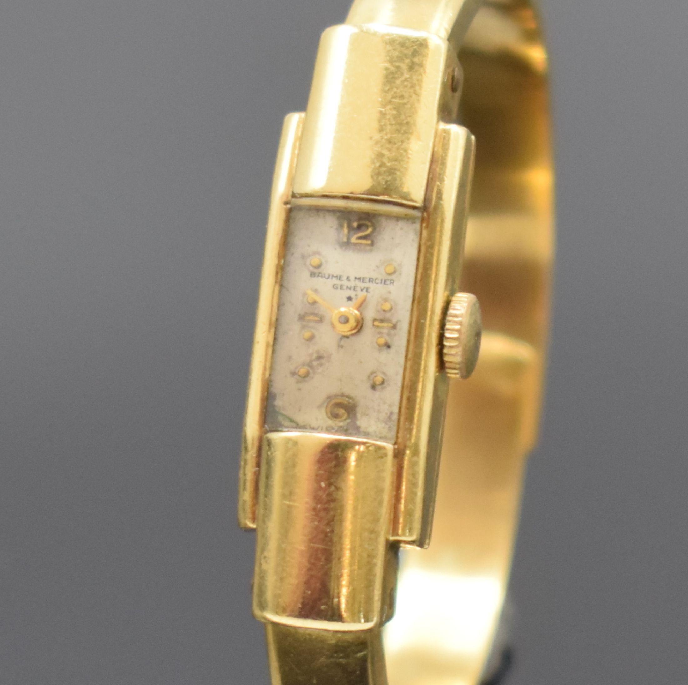Detail a: BAUME & MERCIER Spangenuhr in GG 750/000, Schweiz um 1940, Handaufzug, Boden aufgedr., silb. Zifferbl. altersbed. pat./fl., gold. Std.-Ind. u. ...