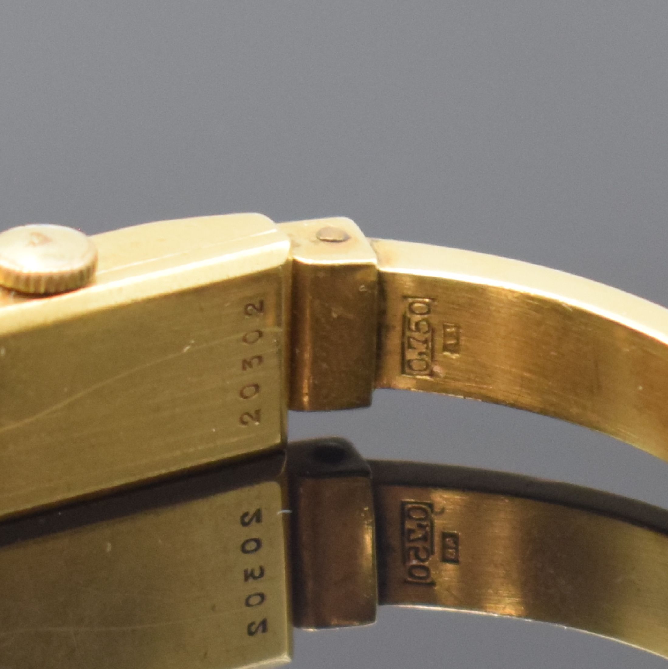 Detail b: BAUME & MERCIER Spangenuhr in GG 750/000, Schweiz um 1940, Handaufzug, Boden aufgedr., silb. Zifferbl. altersbed. pat./fl., gold. Std.-Ind. u. ...