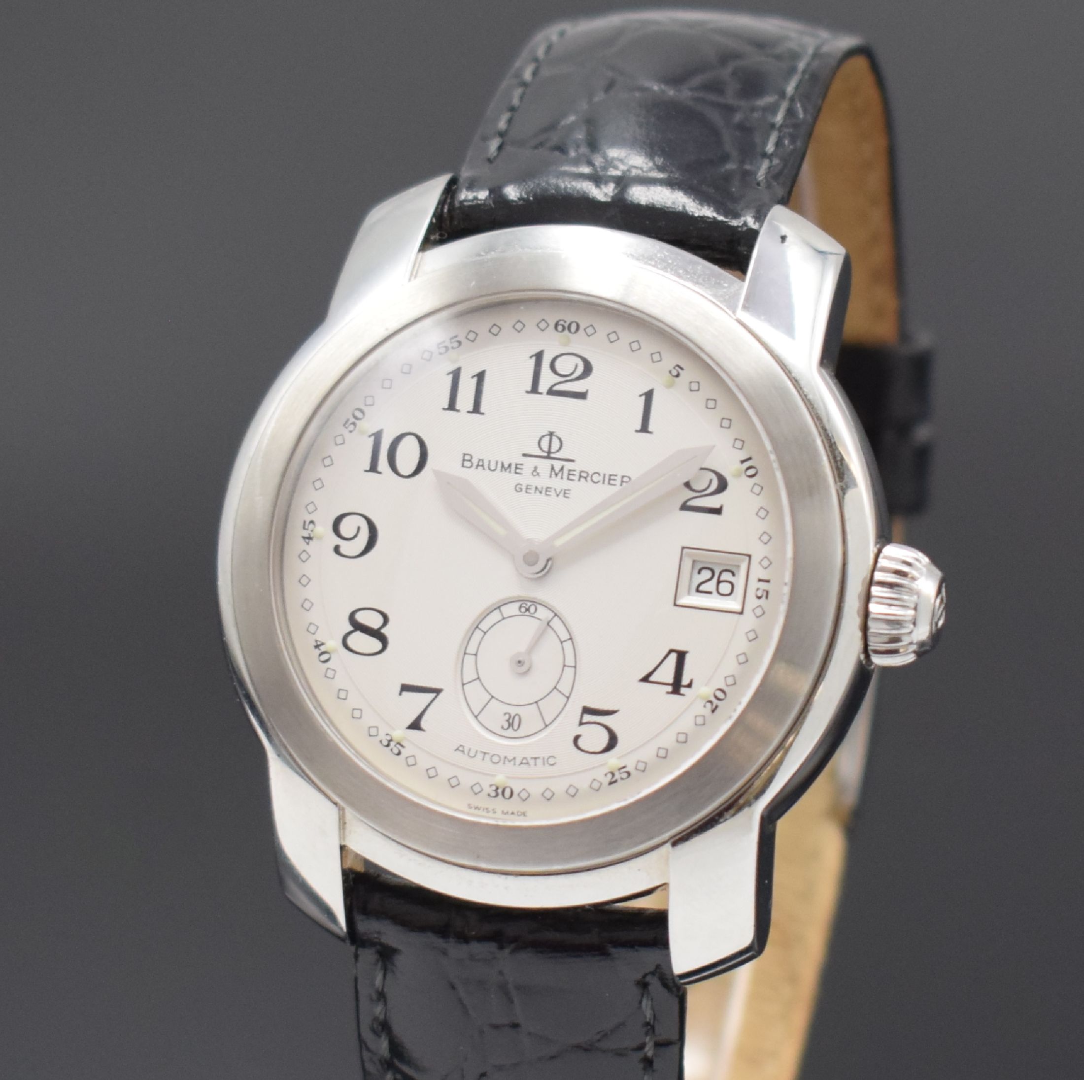 Detail a: BAUME & MERCIER Capeland Herrenarmbanduhr Referenz MV045221, Schweiz um 2005, Automatik, verschr. Edelstahlgeh., silb. Zifferbl. m. arab. Zahlen, ...