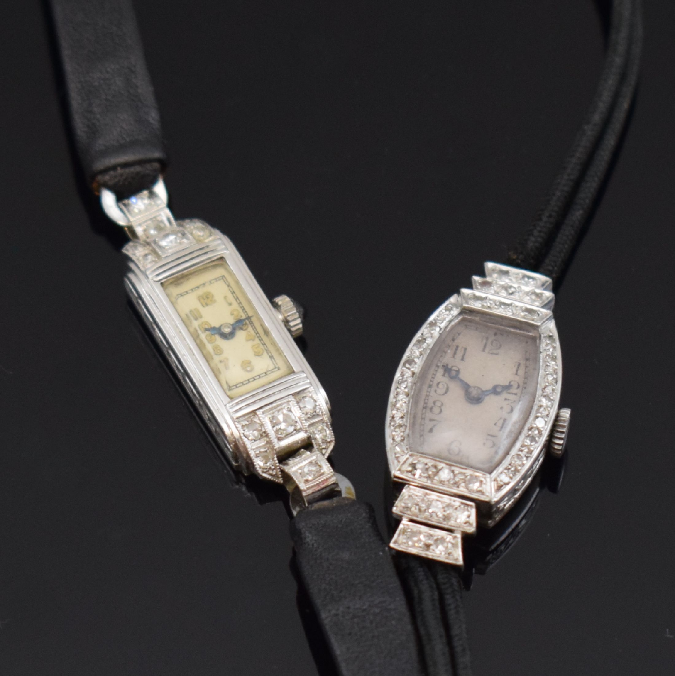 Detail a: 2 Diamantbesetzte Art-Deco Damenuhren in Platin und WG 750/000, Schweiz um 1930, Handaufzug, 1.) Baume & Mercier Baguette-Geh. in WG 750/000, ...