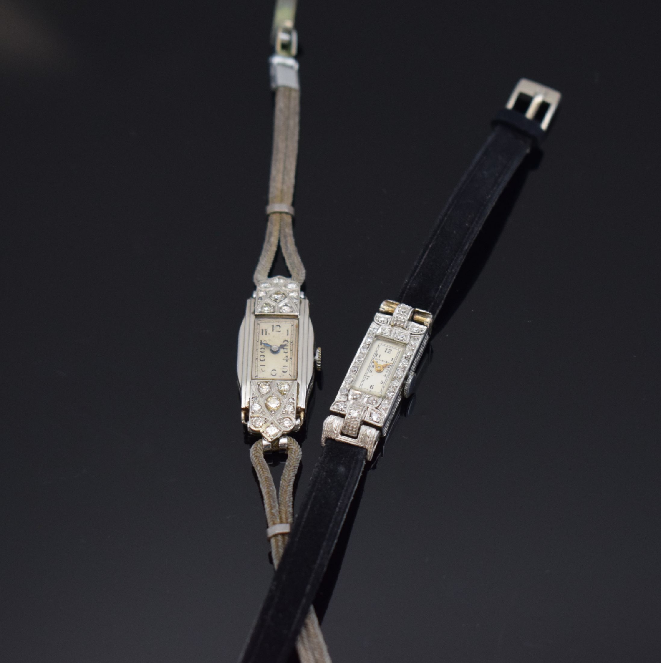 2 Diamantbesetzte Platin Art Deco Damenarmbanduhren, Schweiz um 1930, Handaufzug, 1.) Baguette-Geh., bewegl. Anstöße, Zifferbl.rest., silb. ...