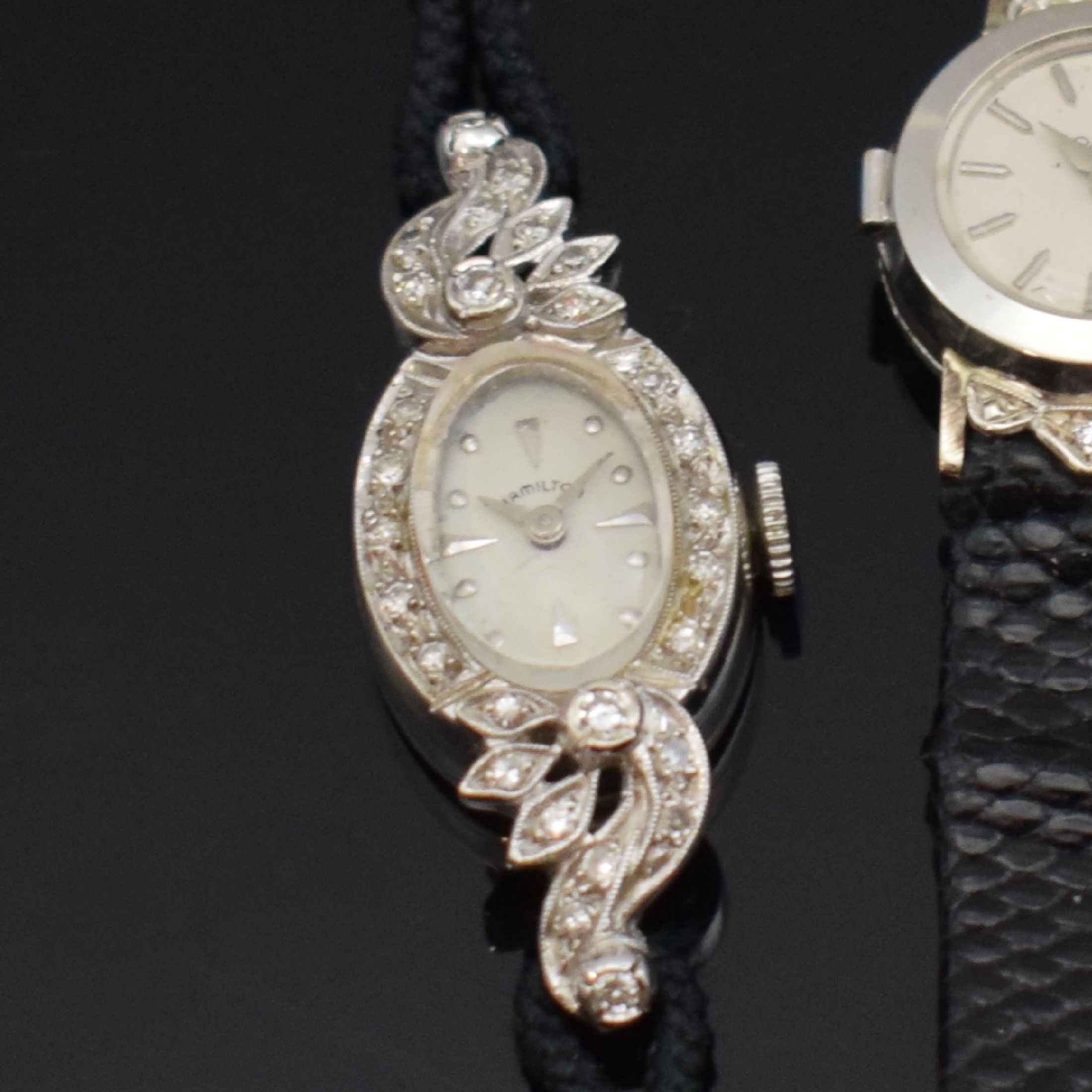 Detail b: OMEGA / LONGINES / HAMILTON 3 Diamantbesetzte Damenuhren in WG 585/000 und 750/000, Schweiz / USA um 1960, Handaufzug, neutrale gedr. Geh., silb. ...