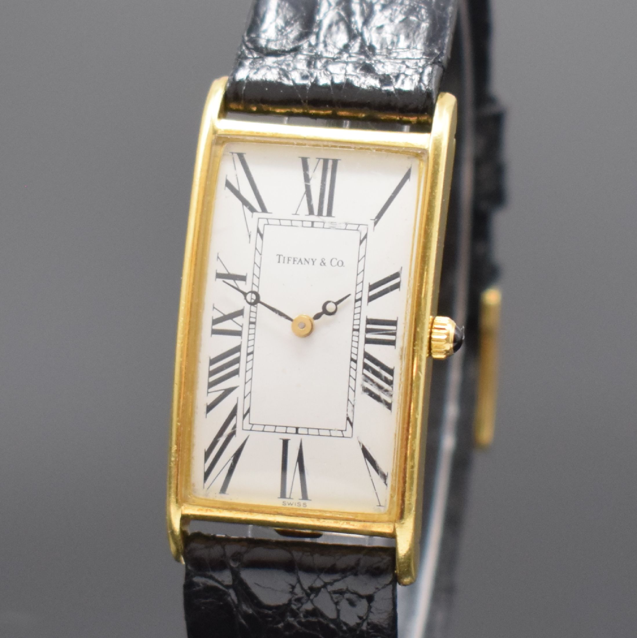Detail a: TIFFANY & CO Armbanduhr in GG 750/000, Schweiz um 1975, quarz, Boden aufgedr., Schmuckkrone, weißes Zifferbl. m. röm. Zahlen, schwarze Zeiger, M. ...
