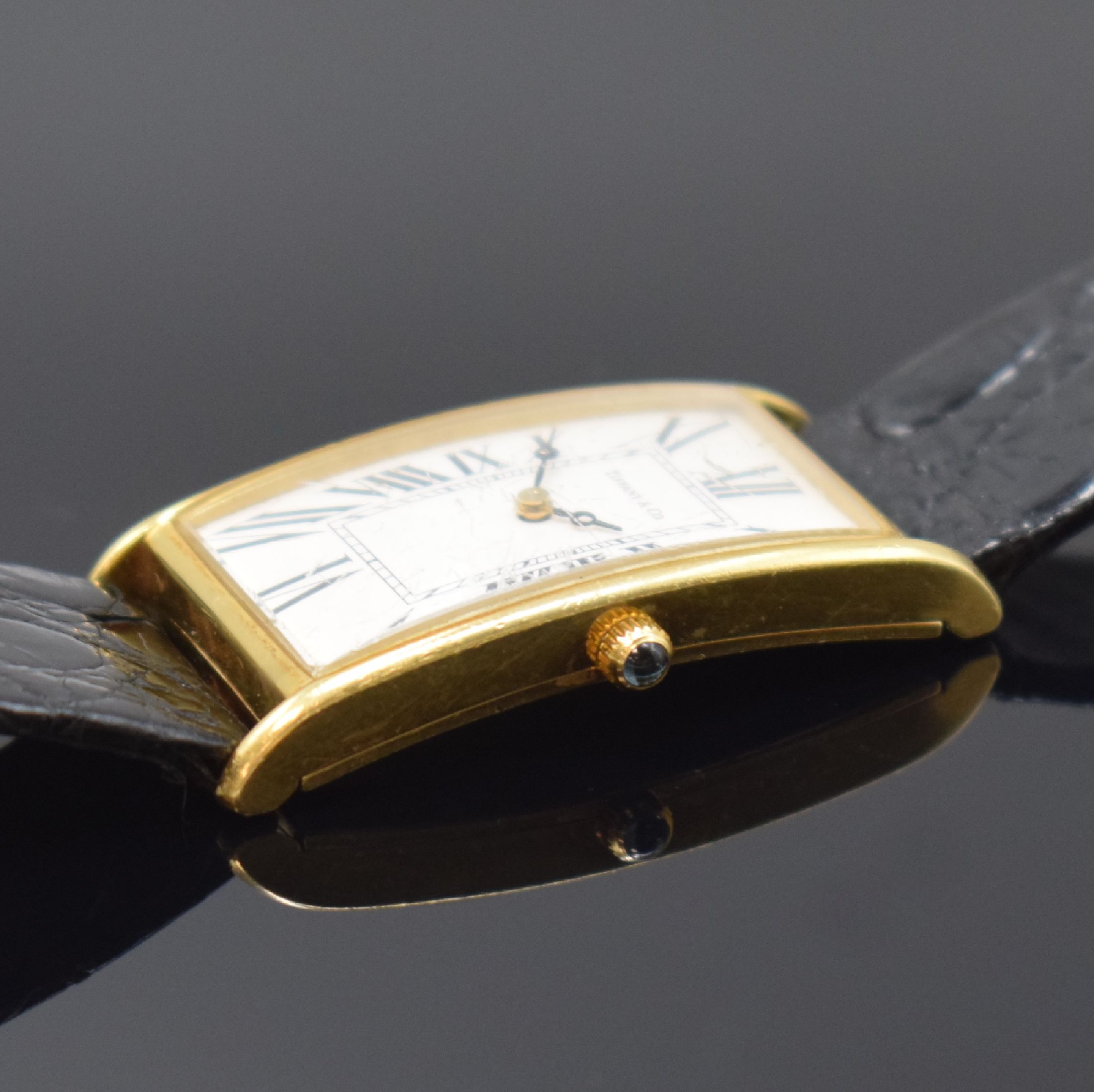 Detail b: TIFFANY & CO Armbanduhr in GG 750/000, Schweiz um 1975, quarz, Boden aufgedr., Schmuckkrone, weißes Zifferbl. m. röm. Zahlen, schwarze Zeiger, M. ...