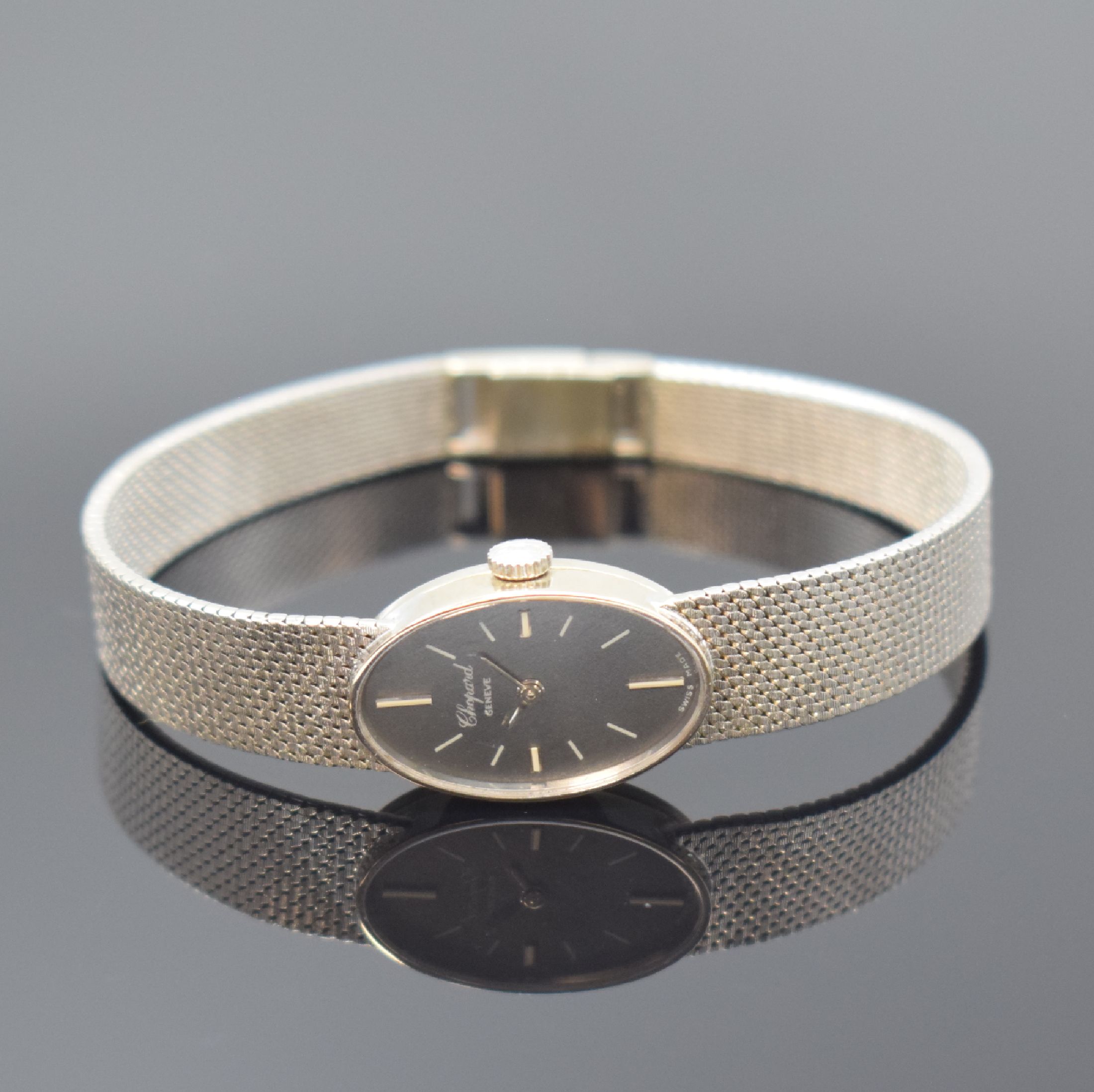 CHOPARD Damenarmbanduhr in WG 750/000 Referenz 5026, Schweiz um 1980, Handaufzug, 2-teil. Gehäuse, Boden aufgedr., orig. Milanaiseband, graues ...