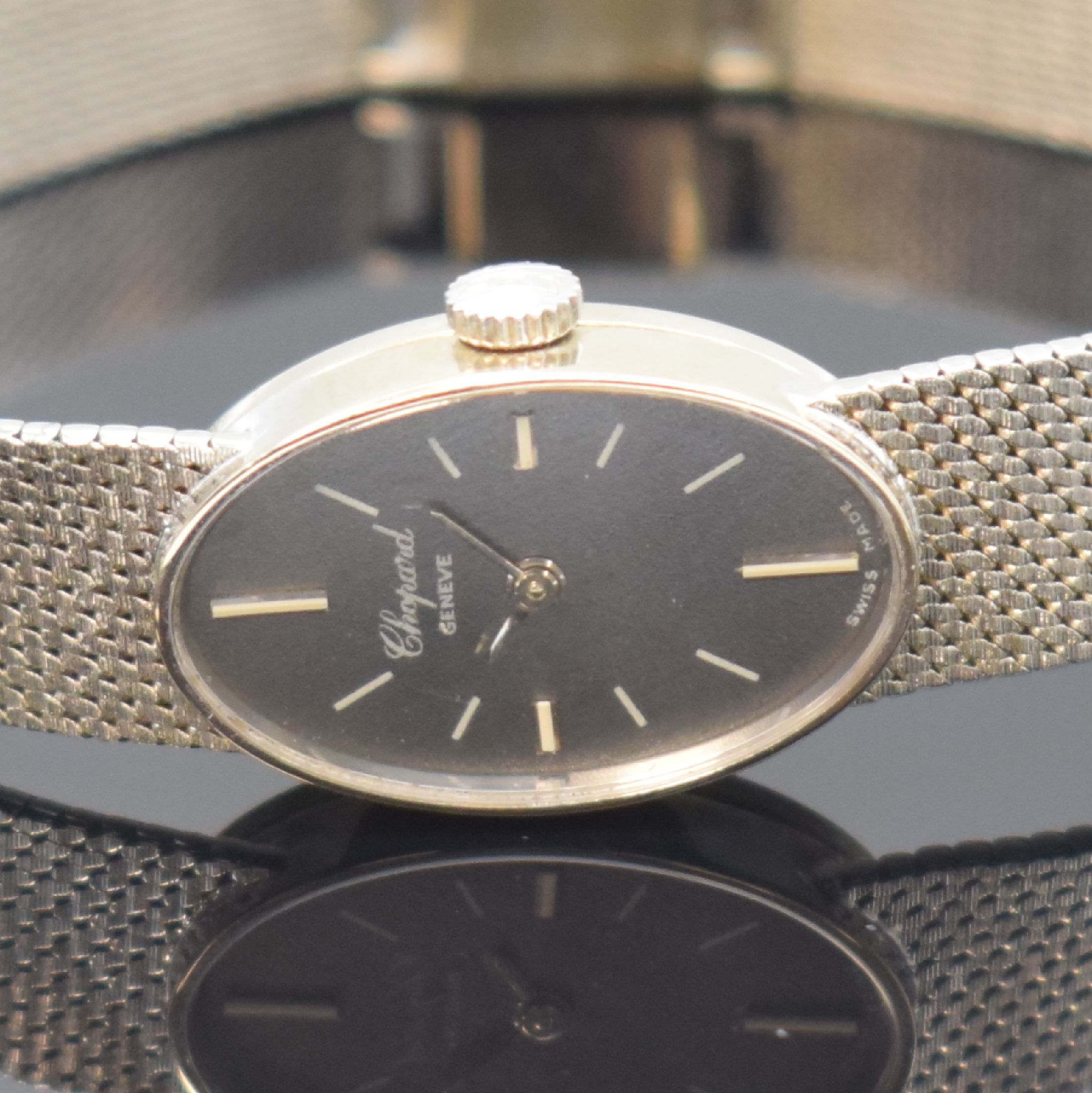 Detail a: CHOPARD Damenarmbanduhr in WG 750/000 Referenz 5026, Schweiz um 1980, Handaufzug, 2-teil. Gehäuse, Boden aufgedr., orig. Milanaiseband, graues ...