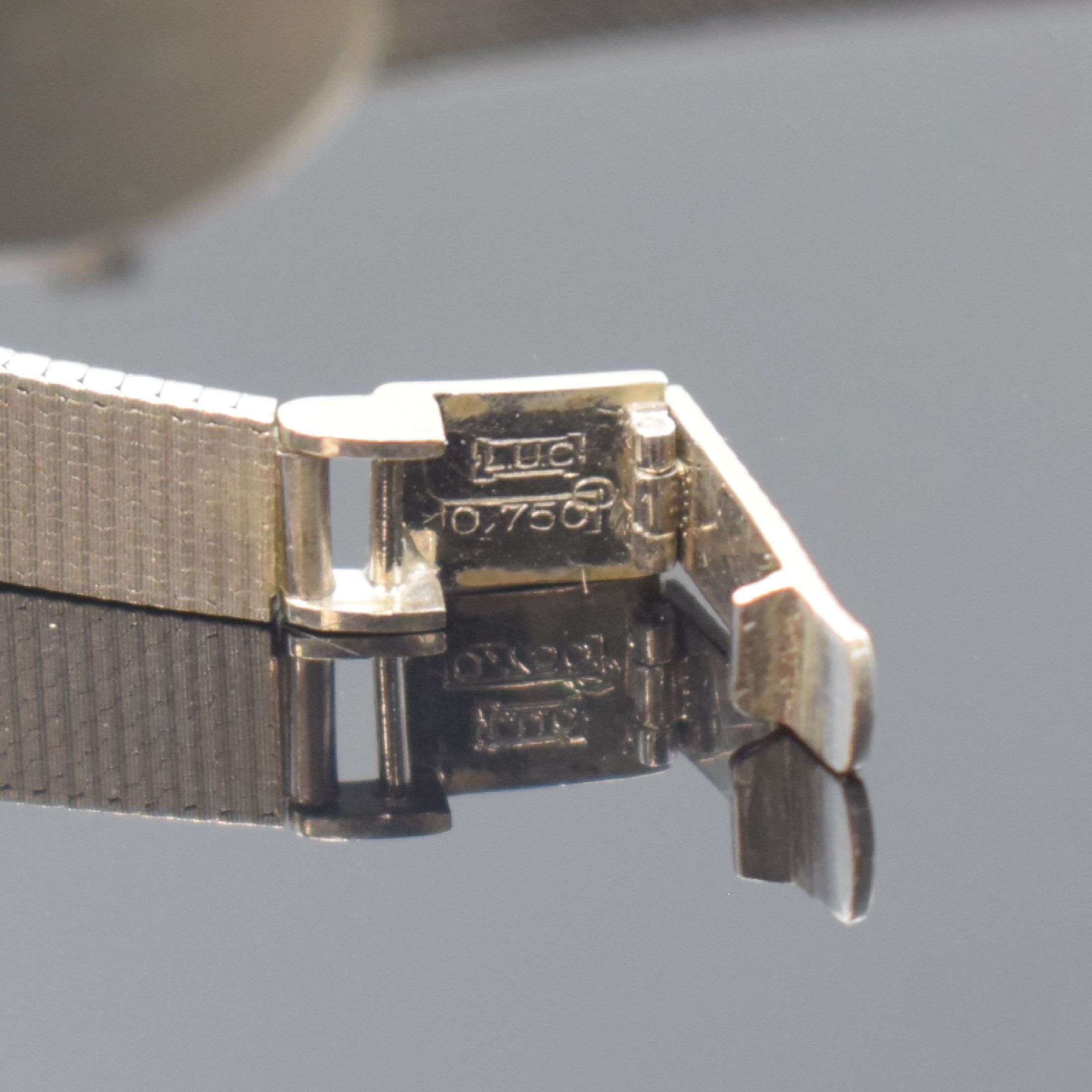 Detail b: CHOPARD Damenarmbanduhr in WG 750/000 Referenz 5026, Schweiz um 1980, Handaufzug, 2-teil. Gehäuse, Boden aufgedr., orig. Milanaiseband, graues ...