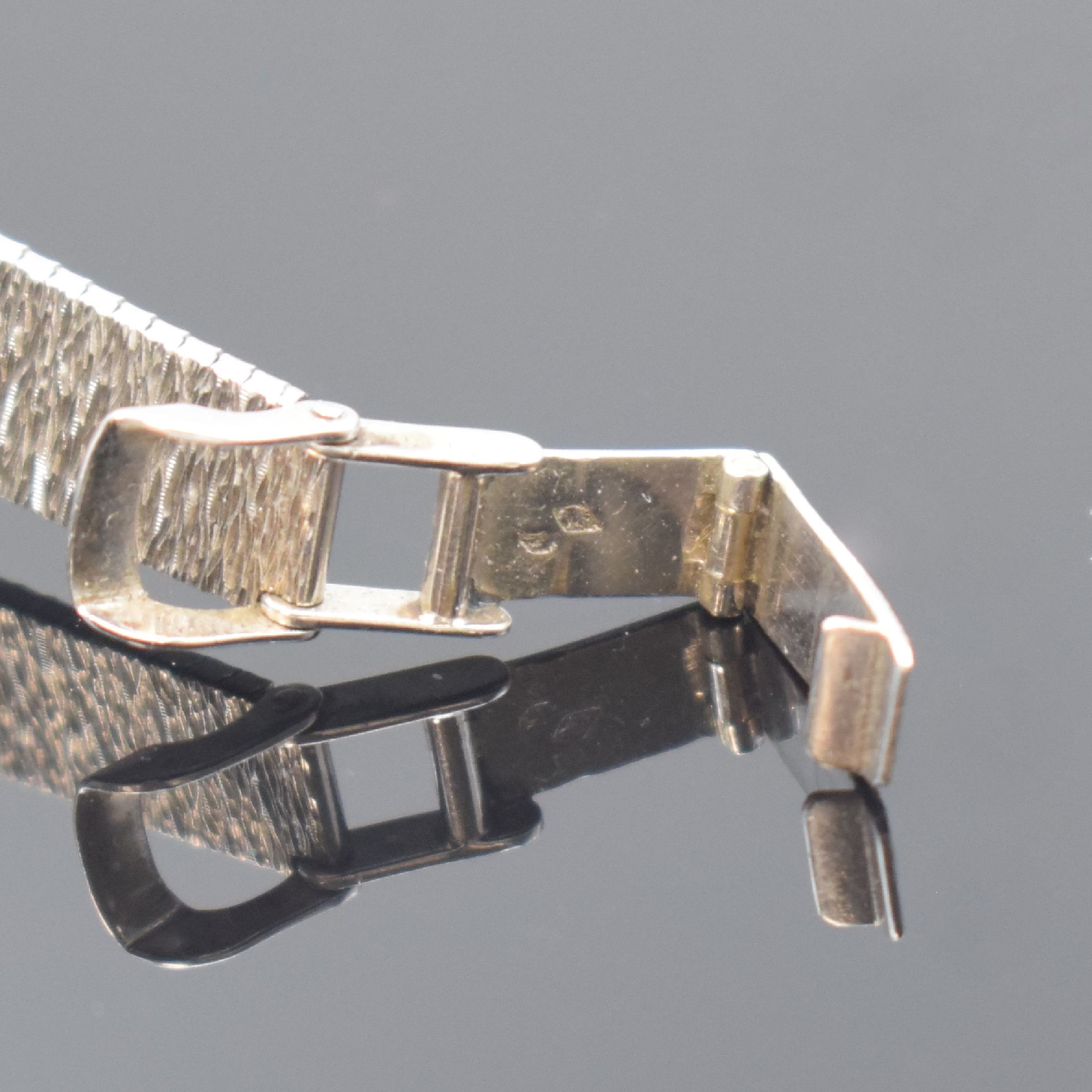 Detail b: EBEL Damenarmbanduhr in WG 750/000 mit Diamanten, Schweiz um 1965, Handaufzug, Boden aufgedr., Lünette aufw. m. Diamanten bes., silb. Zifferbl. m. ...