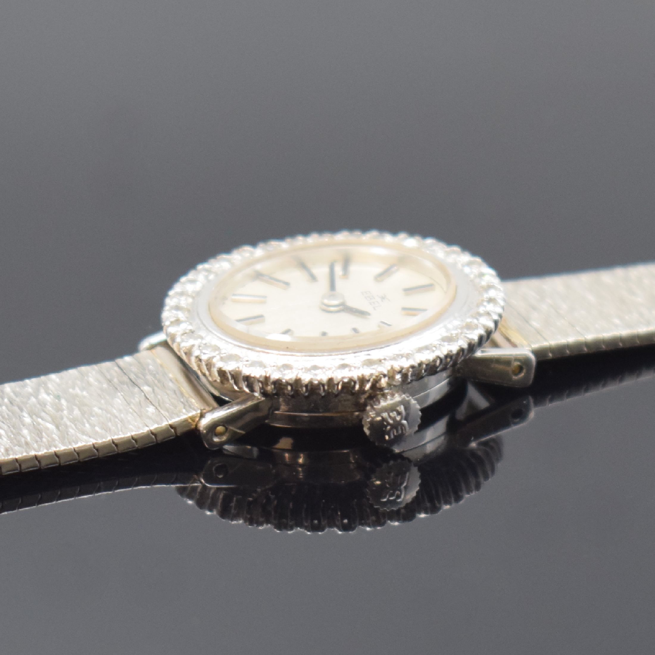 Detail c: EBEL Damenarmbanduhr in WG 750/000 mit Diamanten, Schweiz um 1965, Handaufzug, Boden aufgedr., Lünette aufw. m. Diamanten bes., silb. Zifferbl. m. ...