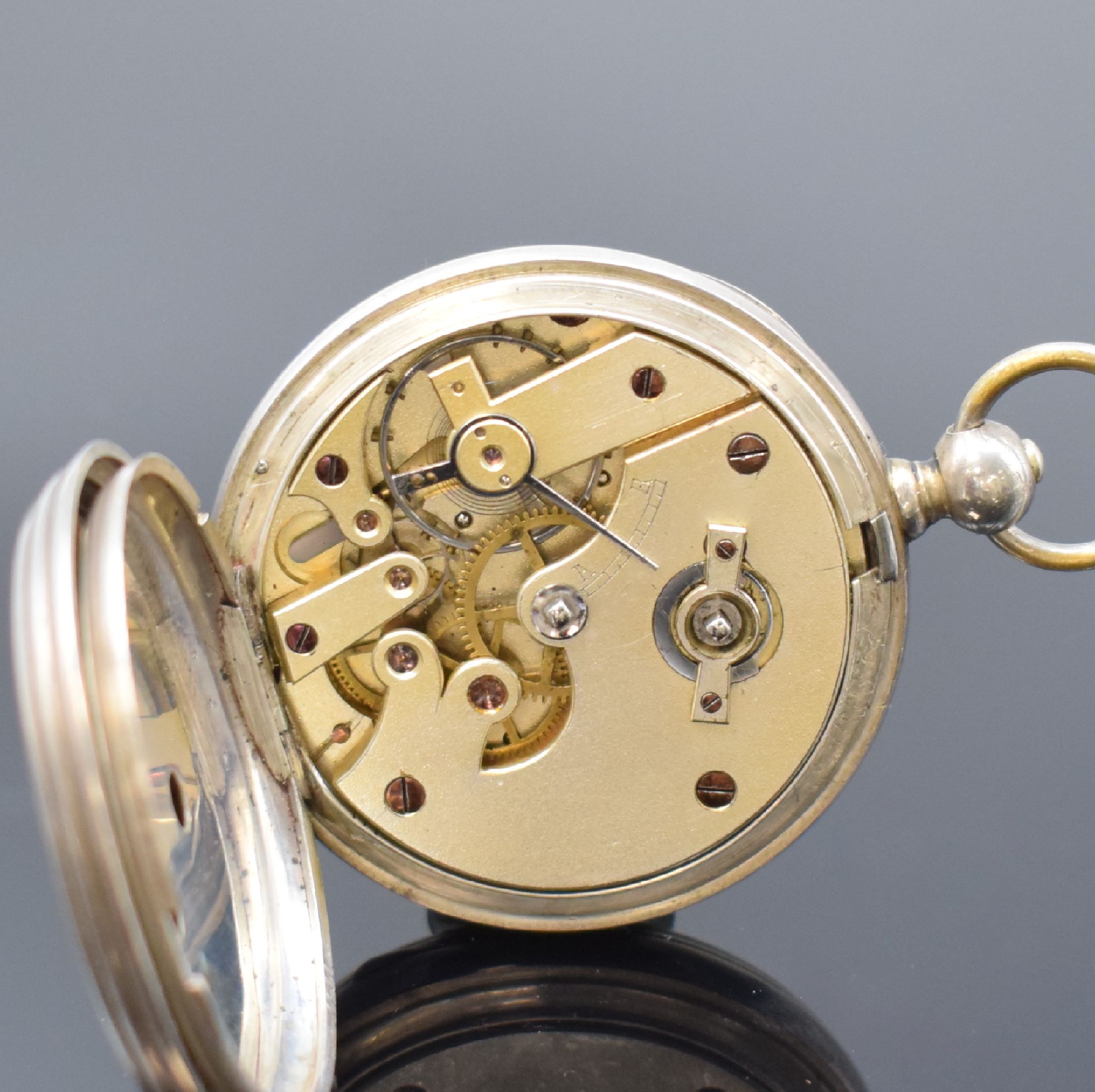 Detail e: LONGINES Nummer 2965 eine der ältesten Taschenuhren der Manufaktur, Schweiz lt. Stammbuchauszug gebaut 1869, Schlüsselaufzug, guill. Silbergeh. ...