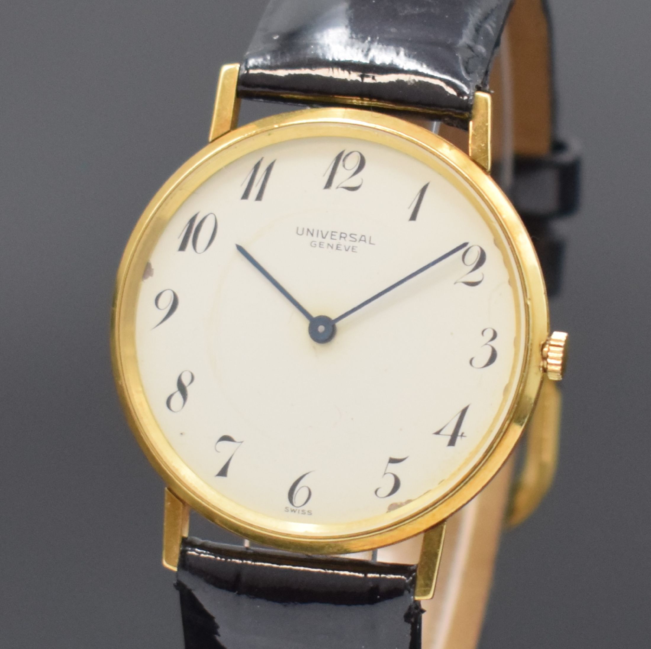 Detail a: UNIVERSAL GENEVE Herrenarmbanduhr in GG 750/000, Schweiz um 1975, Handaufzug, Boden aufgedr., weißes Zifferbl. fl./besch., arab. Zahlen, gebl. ...