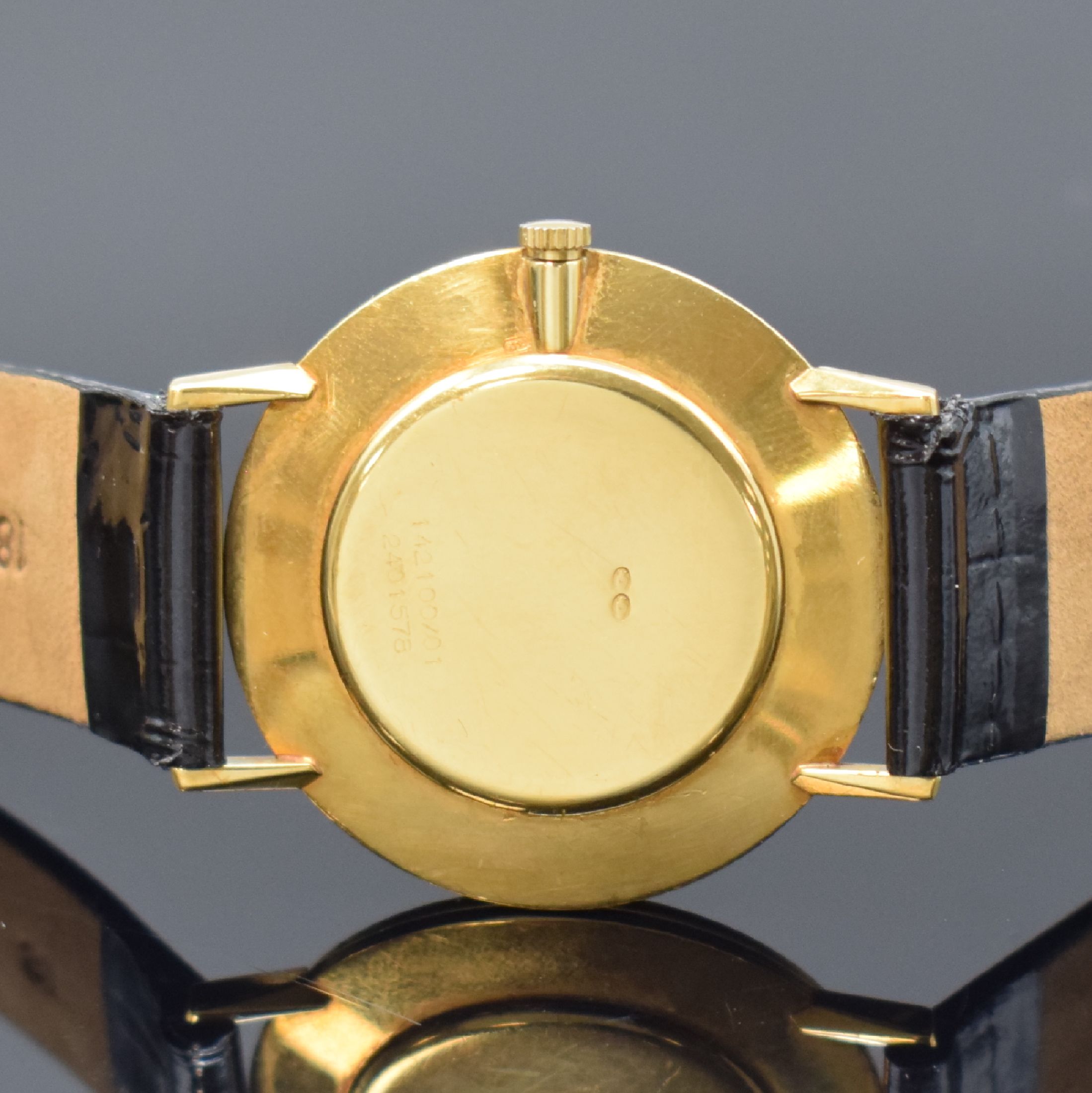 Detail b: UNIVERSAL GENEVE Herrenarmbanduhr in GG 750/000, Schweiz um 1975, Handaufzug, Boden aufgedr., weißes Zifferbl. fl./besch., arab. Zahlen, gebl. ...