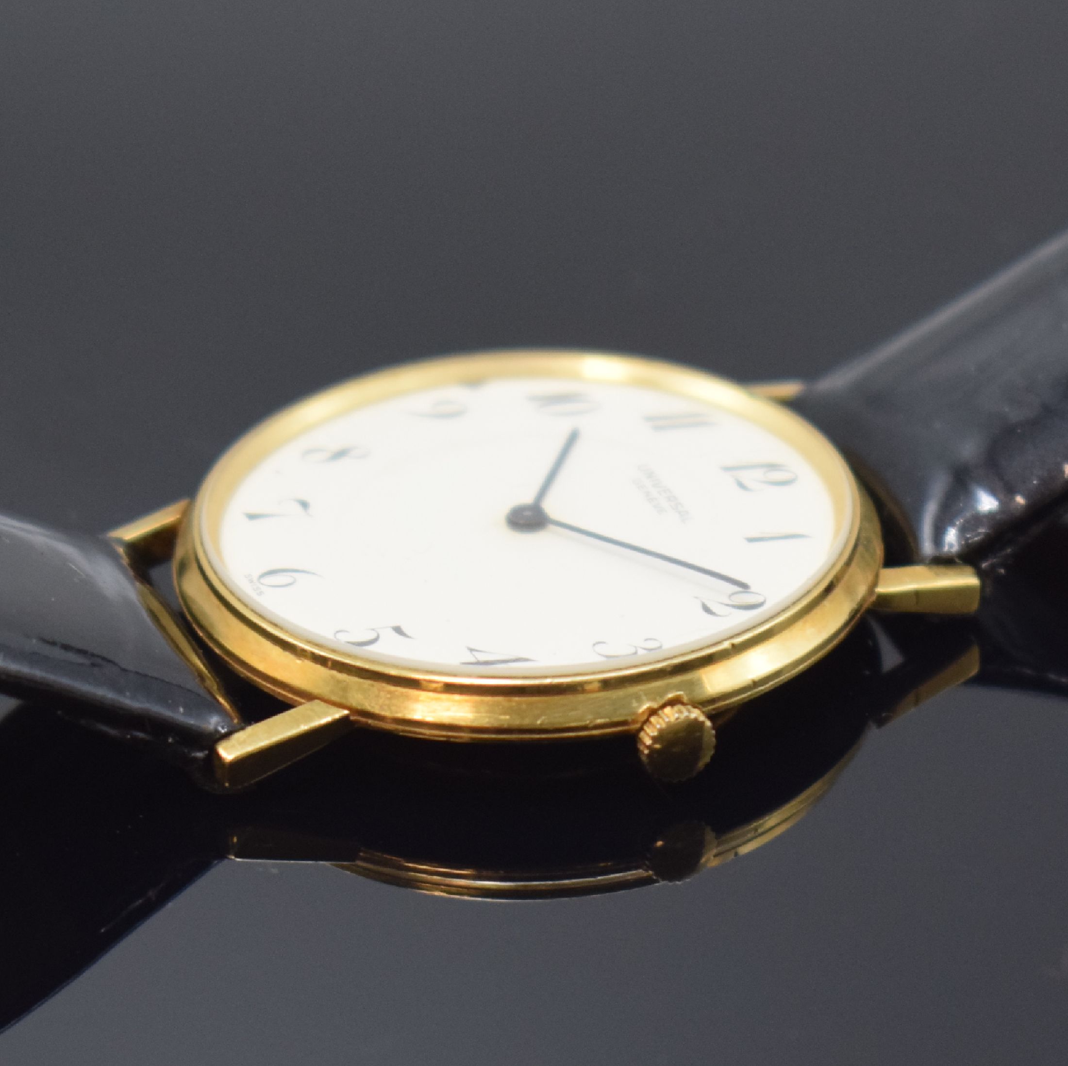 Detail c: UNIVERSAL GENEVE Herrenarmbanduhr in GG 750/000, Schweiz um 1975, Handaufzug, Boden aufgedr., weißes Zifferbl. fl./besch., arab. Zahlen, gebl. ...
