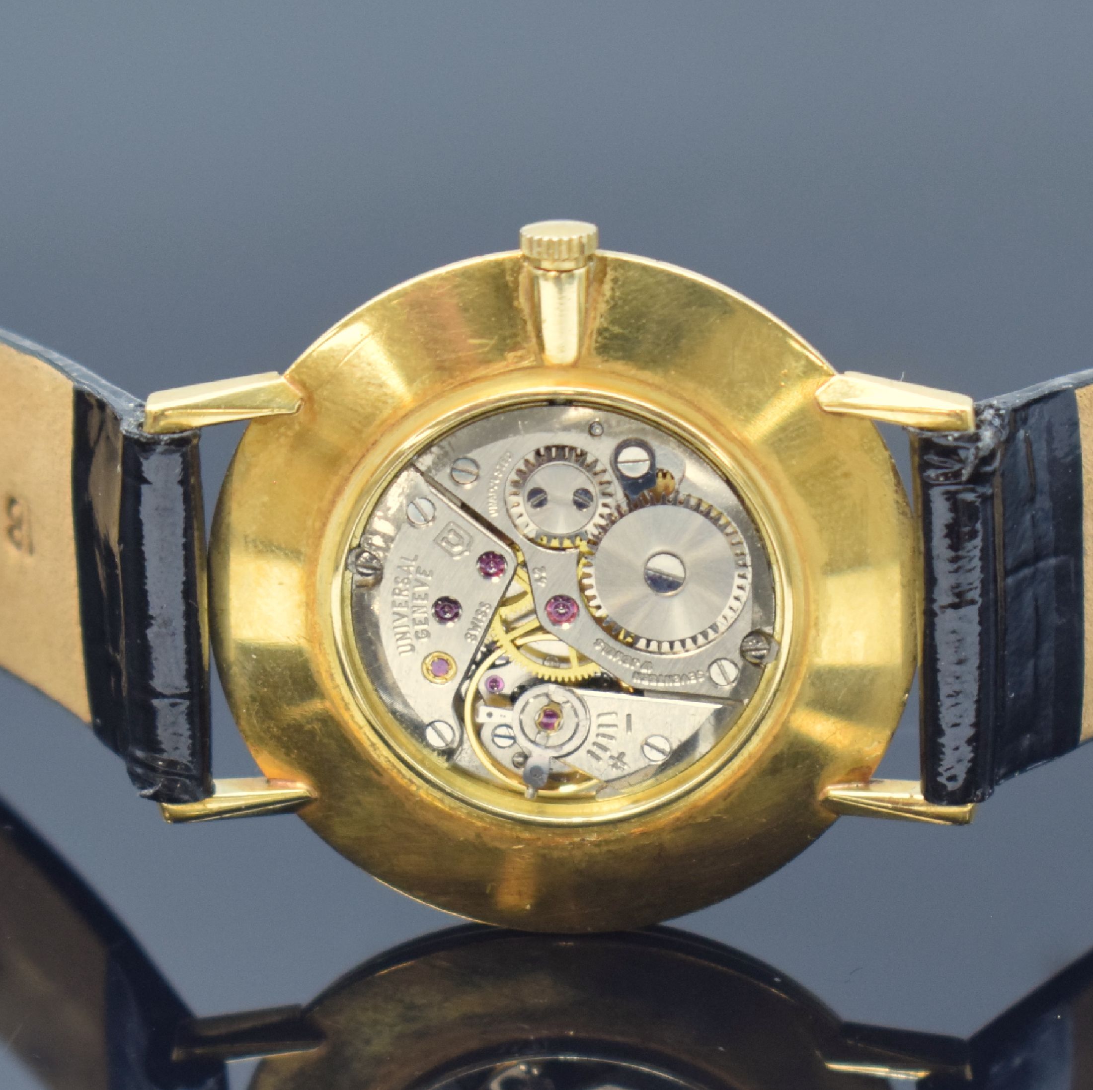 Detail d: UNIVERSAL GENEVE Herrenarmbanduhr in GG 750/000, Schweiz um 1975, Handaufzug, Boden aufgedr., weißes Zifferbl. fl./besch., arab. Zahlen, gebl. ...