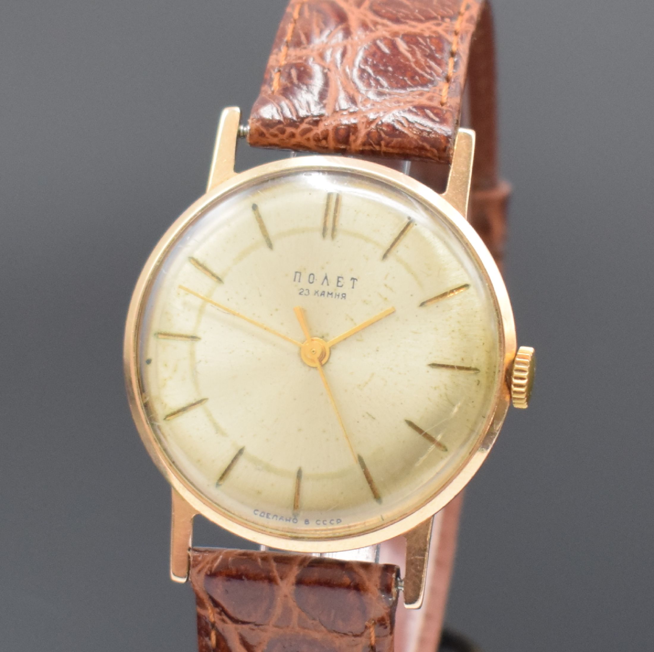Detail a: POLJOT Herrenarmbanduhr in RG 583/000, UDSSR um 1960, Handaufzug, 3-tlg. Geh., Boden u. Glasrand aufgedr., silb. Zifferbl. fl./pat., gold. Zeiger u. ...
