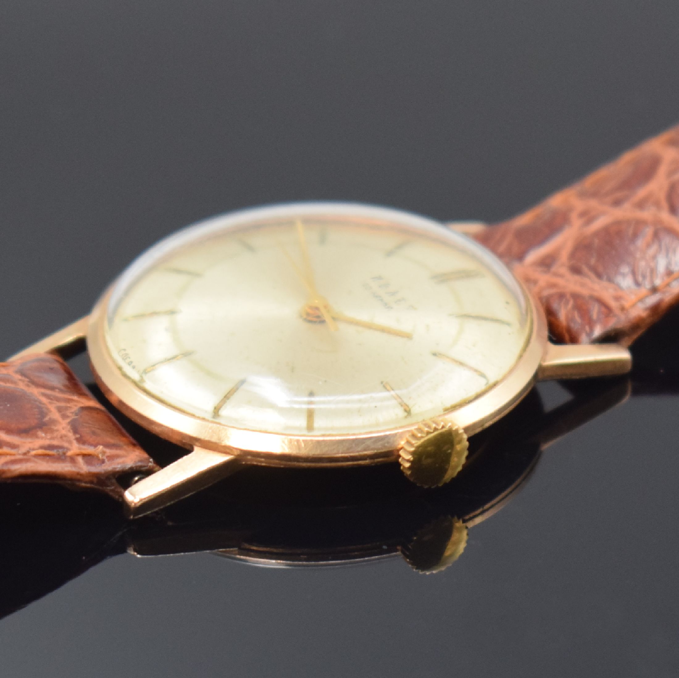 Detail b: POLJOT Herrenarmbanduhr in RG 583/000, UDSSR um 1960, Handaufzug, 3-tlg. Geh., Boden u. Glasrand aufgedr., silb. Zifferbl. fl./pat., gold. Zeiger u. ...