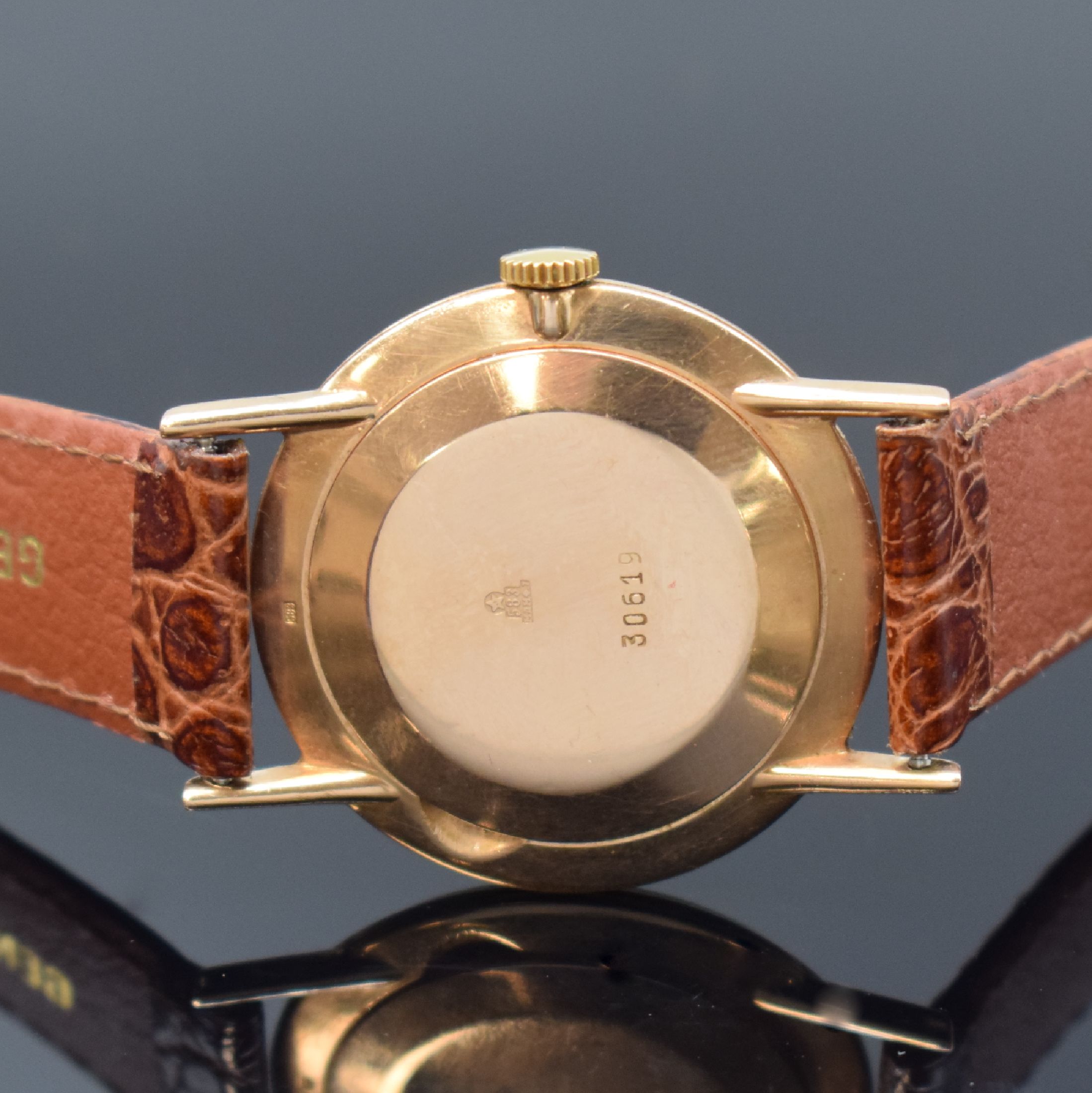 Detail c: POLJOT Herrenarmbanduhr in RG 583/000, UDSSR um 1960, Handaufzug, 3-tlg. Geh., Boden u. Glasrand aufgedr., silb. Zifferbl. fl./pat., gold. Zeiger u. ...