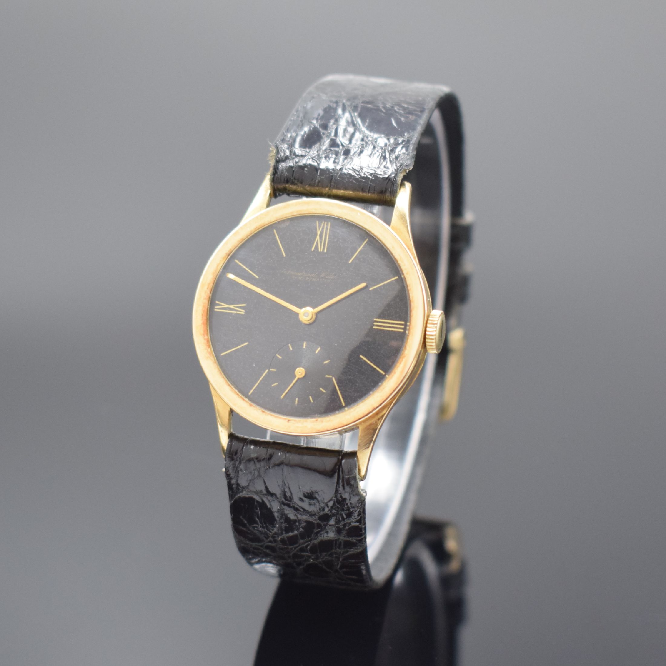 IWC Kaliber 83 Armbanduhr in GG 585/000, Schweiz um 1942, Handaufzug, 3-tlg. neutr. Geh., Boden u. Glasrand aufgedr., schwarzes orig. Glanz-Zifferbl. ...
