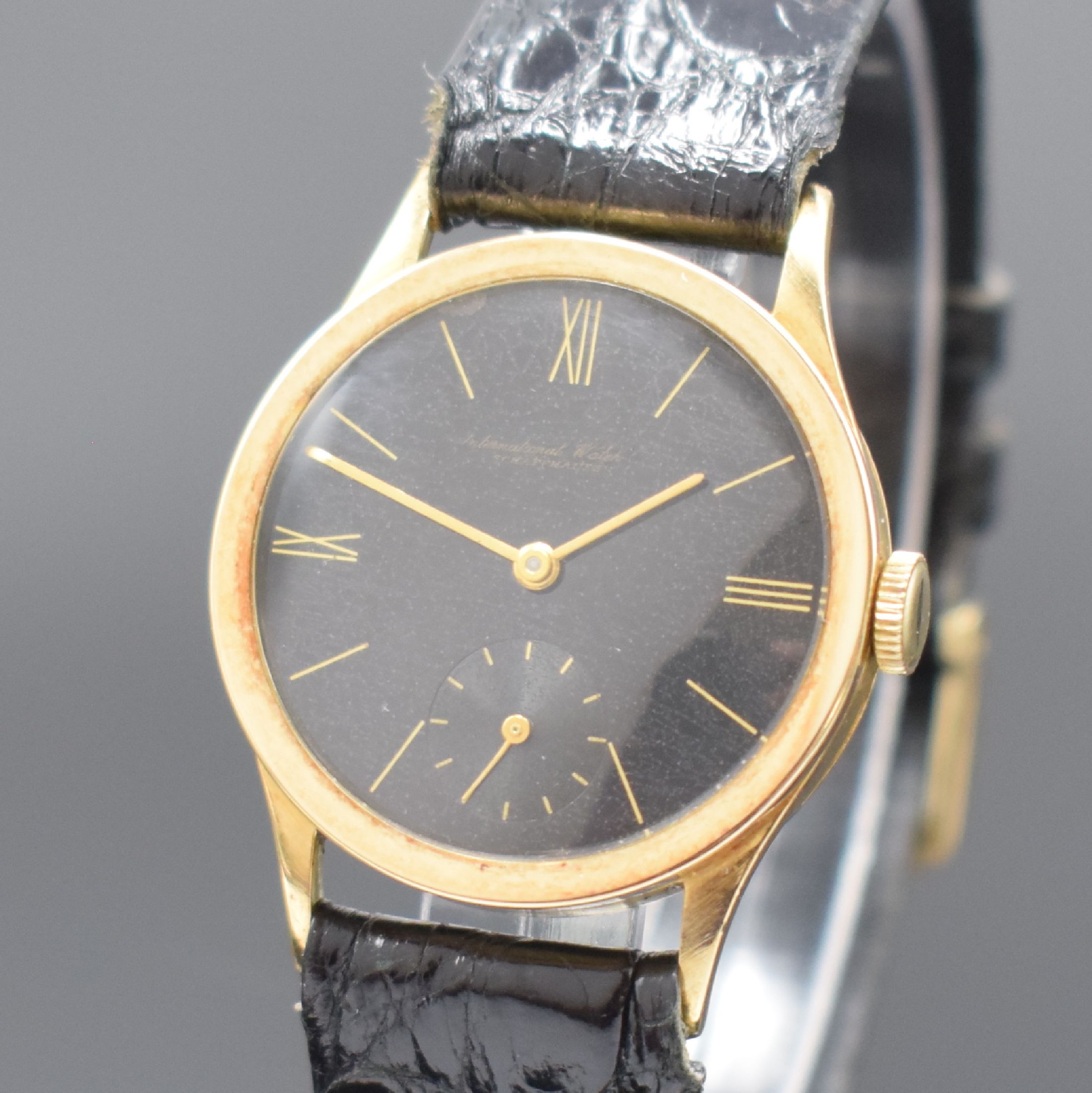 Detail a: IWC Kaliber 83 Armbanduhr in GG 585/000, Schweiz um 1942, Handaufzug, 3-tlg. neutr. Geh., Boden u. Glasrand aufgedr., schwarzes orig. Glanz-Zifferbl. ...