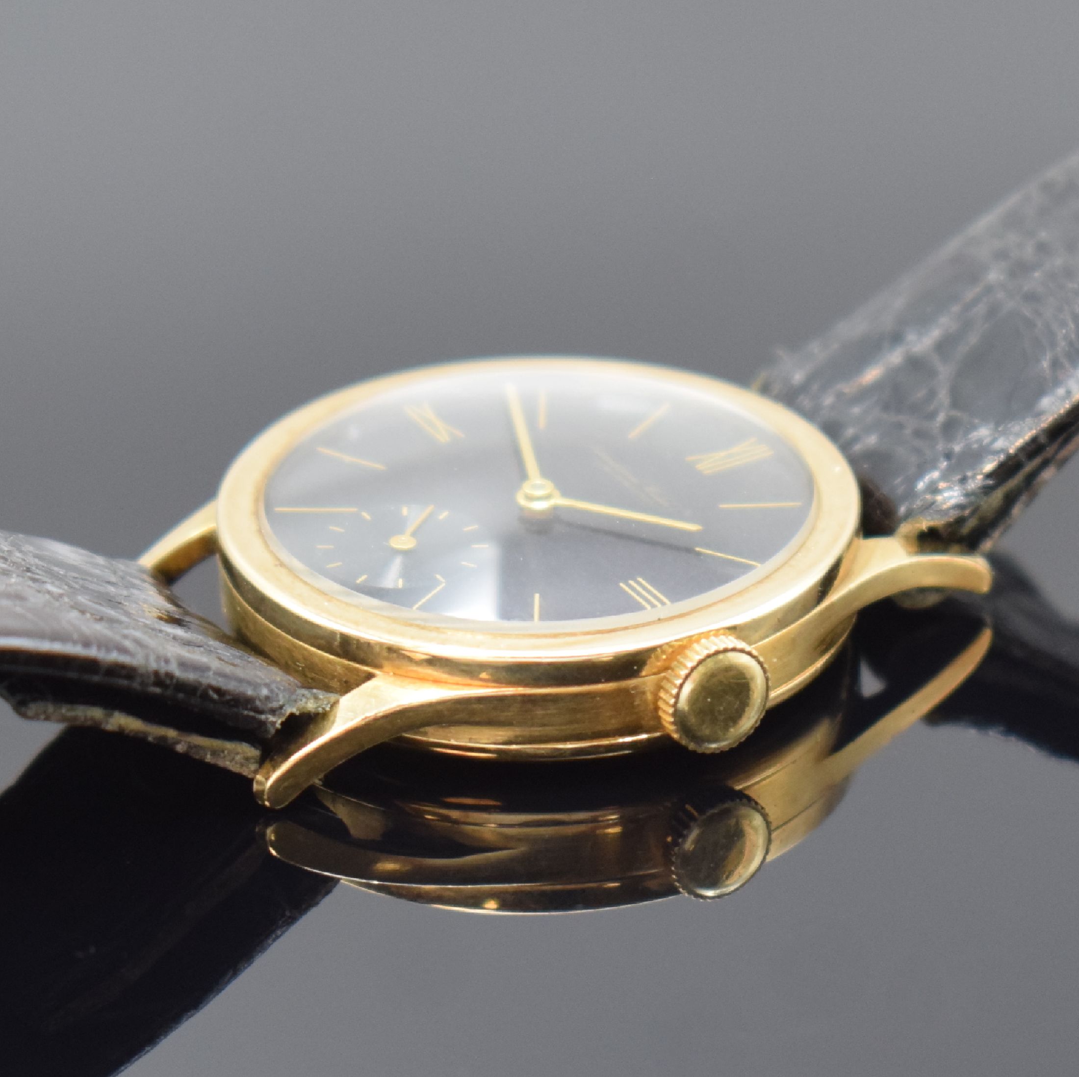 Detail b: IWC Kaliber 83 Armbanduhr in GG 585/000, Schweiz um 1942, Handaufzug, 3-tlg. neutr. Geh., Boden u. Glasrand aufgedr., schwarzes orig. Glanz-Zifferbl. ...