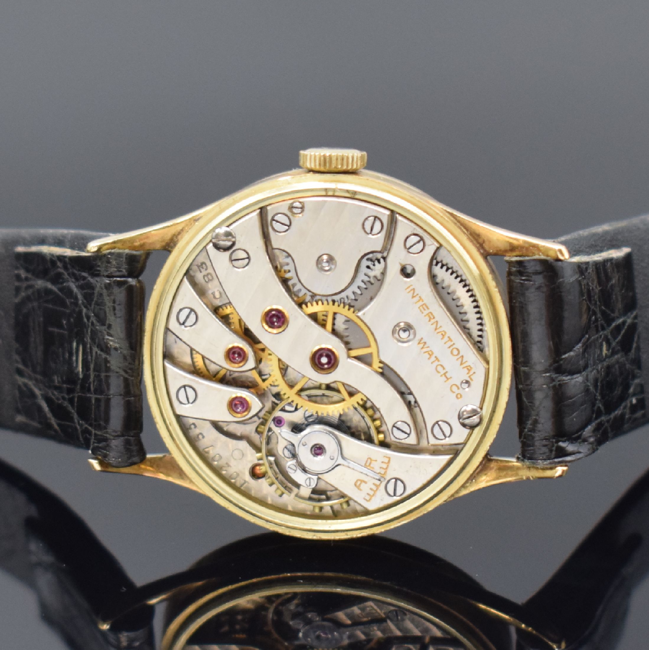 Detail d: IWC Kaliber 83 Armbanduhr in GG 585/000, Schweiz um 1942, Handaufzug, 3-tlg. neutr. Geh., Boden u. Glasrand aufgedr., schwarzes orig. Glanz-Zifferbl. ...