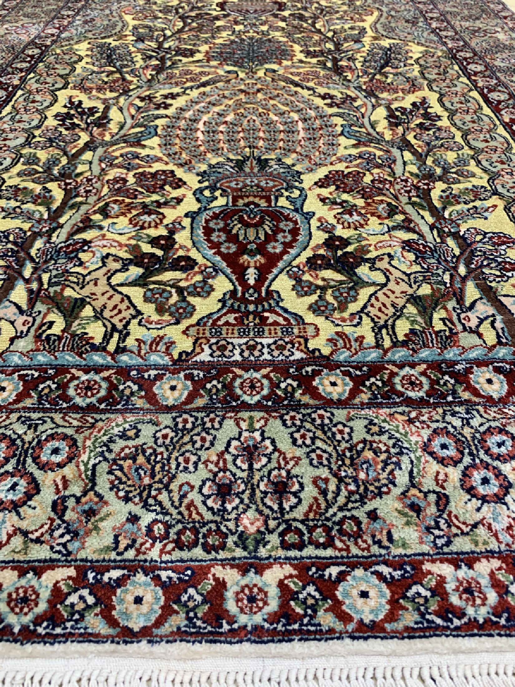 Detail d: Hereke Seide, China, ca. 50 Jahre, reine Naturseide(Metallbroschiert), ca. 152 x 93 cm, EHZ: 1-2