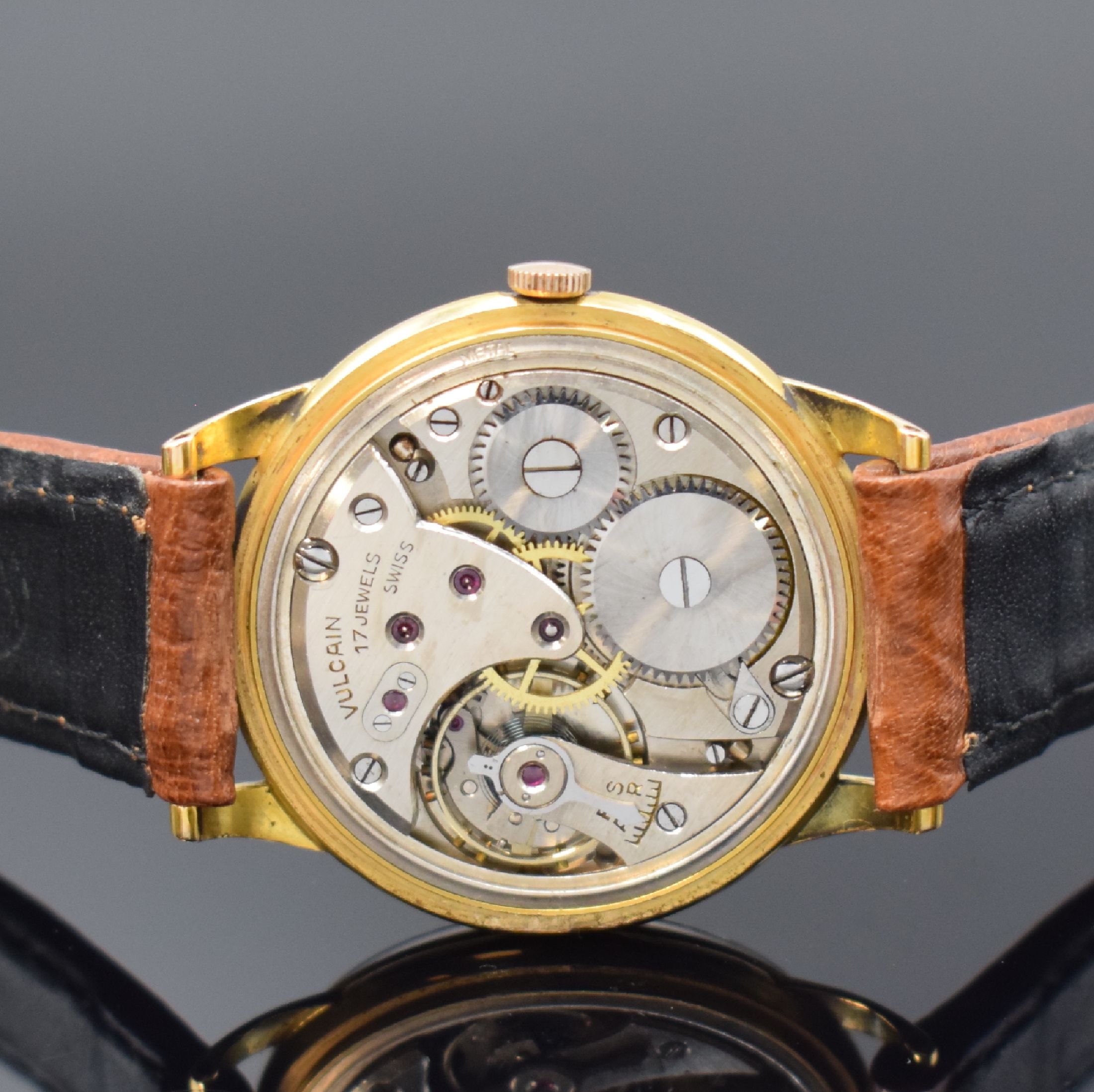 Detail d: VULCAIN Herrenarmbanduhr in GG 750/000, Schweiz um 1945, Handaufzug, 3-tlg. Geh., Boden u. Glasrand aufgedr., silb. Zifferbl. rest., kl. Sek. b. 6, ...