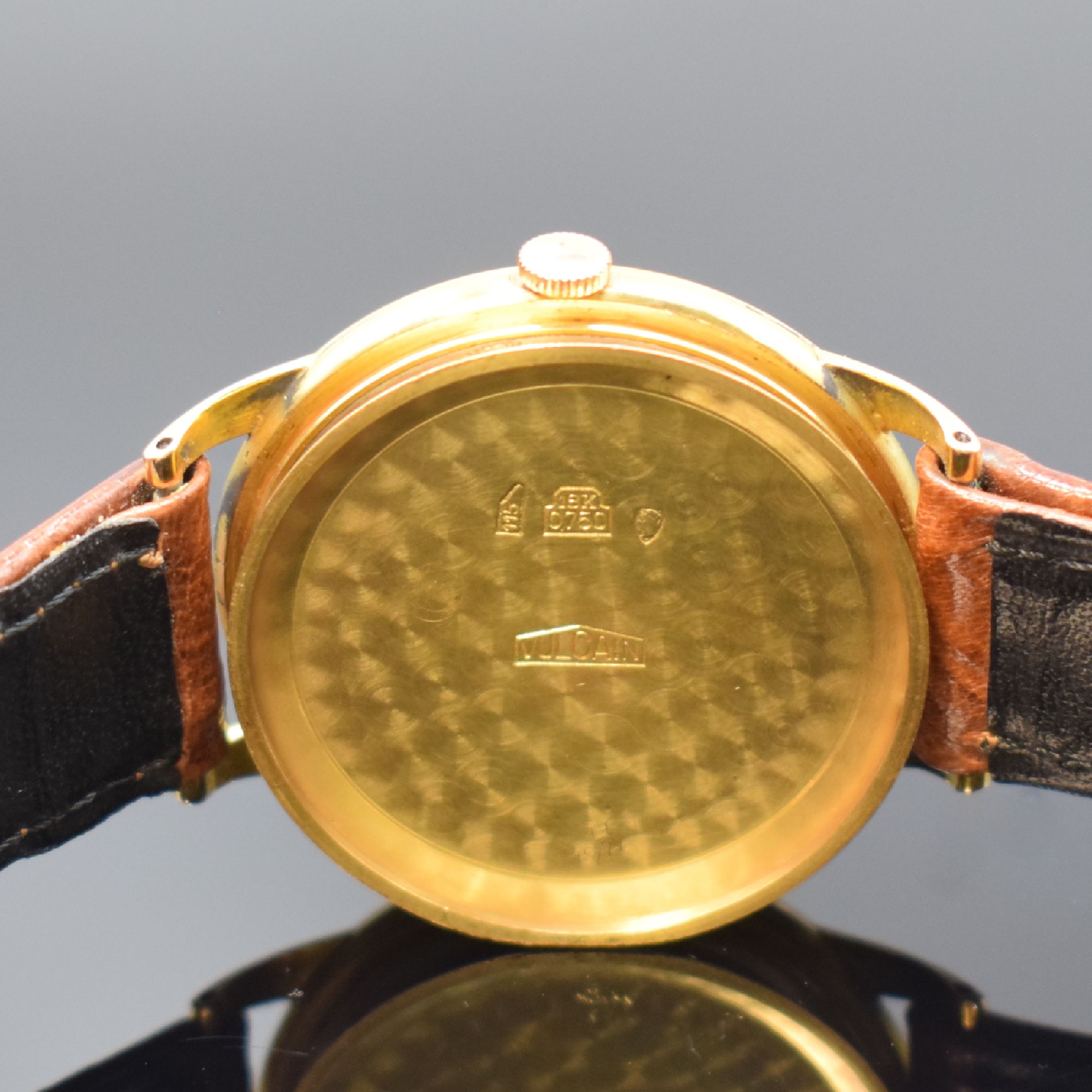 Detail e: VULCAIN Herrenarmbanduhr in GG 750/000, Schweiz um 1945, Handaufzug, 3-tlg. Geh., Boden u. Glasrand aufgedr., silb. Zifferbl. rest., kl. Sek. b. 6, ...