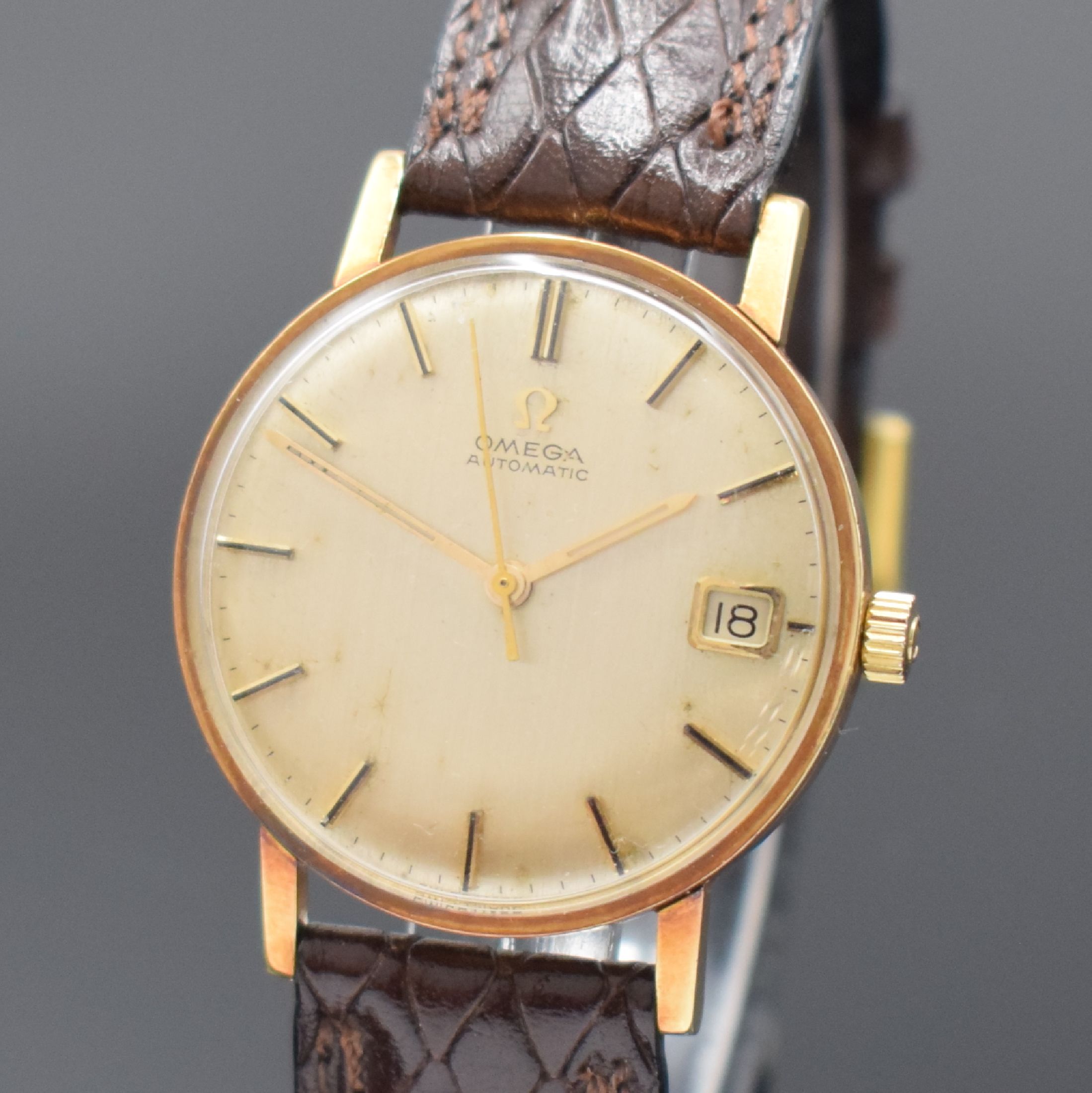 Detail a: OMEGA Automatik Armbanduhr in GG 585/000 Referenz 14792 62, Schweiz um 1963, 3-tlg. Geh., Boden u. Glasrand aufgedr., silb. Zifferbl. pat./fl., gold. ...