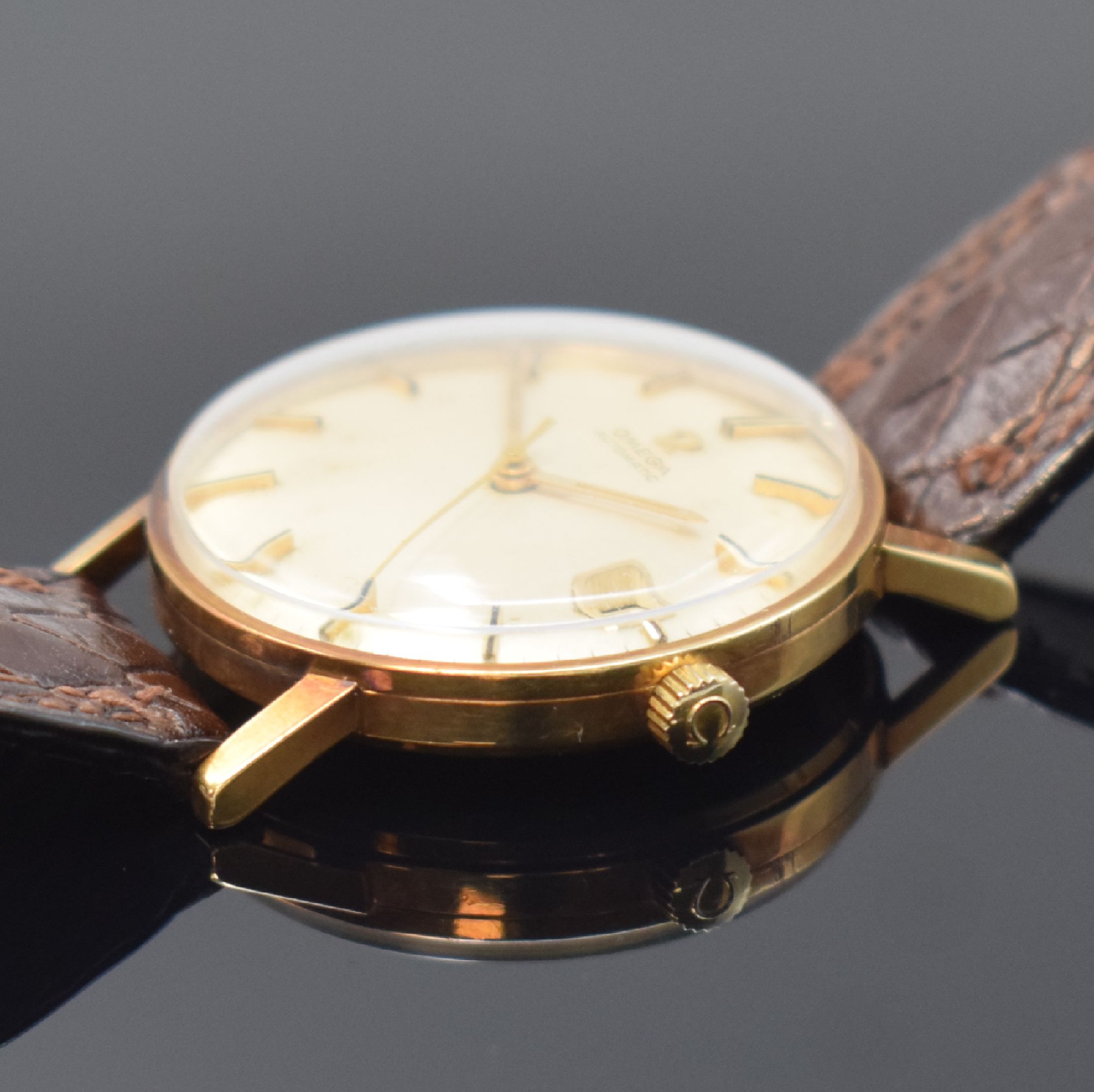 Detail b: OMEGA Automatik Armbanduhr in GG 585/000 Referenz 14792 62, Schweiz um 1963, 3-tlg. Geh., Boden u. Glasrand aufgedr., silb. Zifferbl. pat./fl., gold. ...