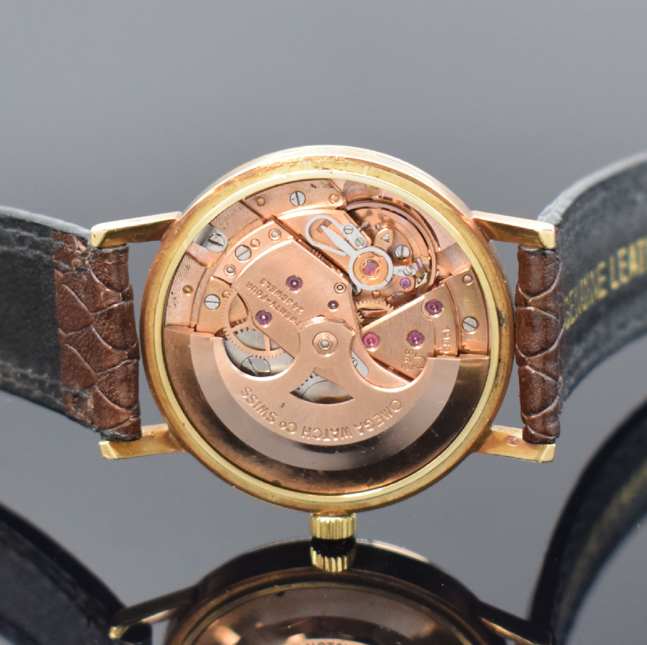Detail e: OMEGA Automatik Armbanduhr in GG 585/000 Referenz 14792 62, Schweiz um 1963, 3-tlg. Geh., Boden u. Glasrand aufgedr., silb. Zifferbl. pat./fl., gold. ...