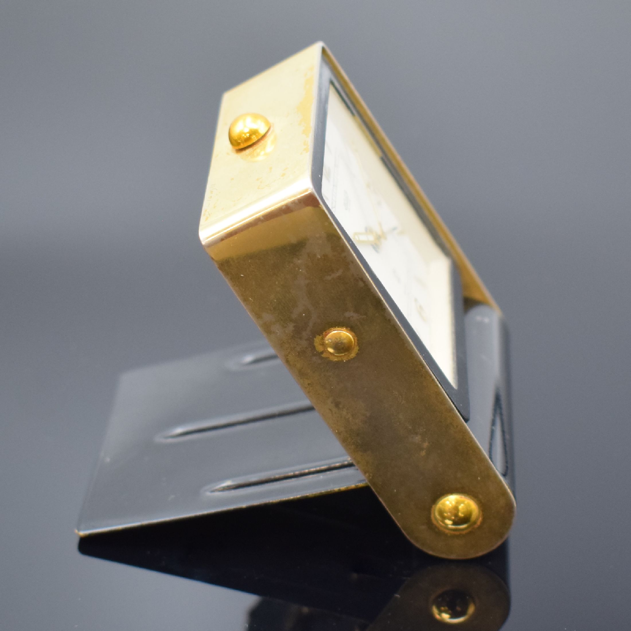 Detail a: JAEGER Reisewecker, Schweiz um 1950, Schlüsselaufzug, aufklappbares Metallgeh., teils schwarz lack., teils verg., silb. Zifferbl., gold. Indizes u. ...