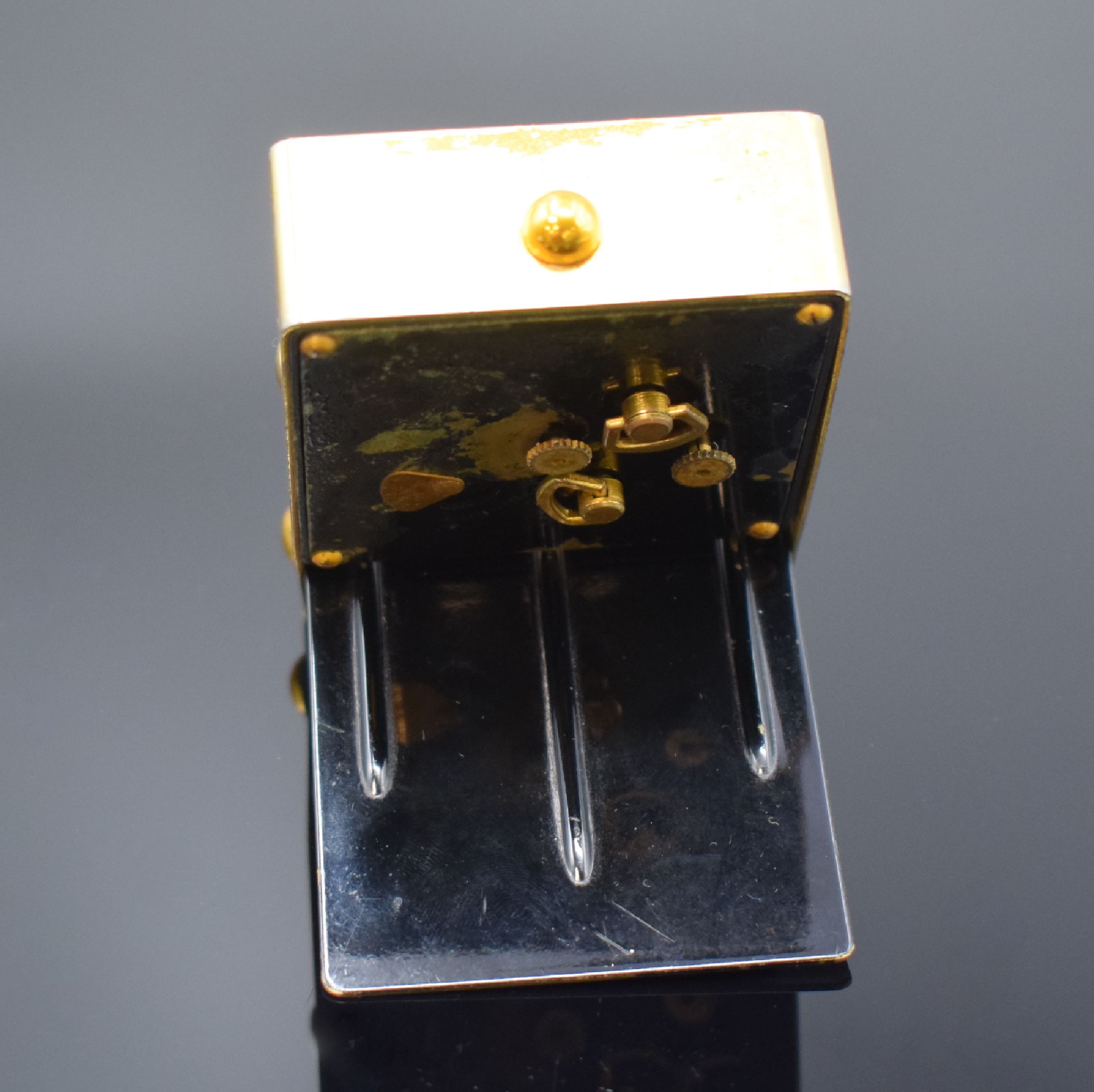 Detail b: JAEGER Reisewecker, Schweiz um 1950, Schlüsselaufzug, aufklappbares Metallgeh., teils schwarz lack., teils verg., silb. Zifferbl., gold. Indizes u. ...
