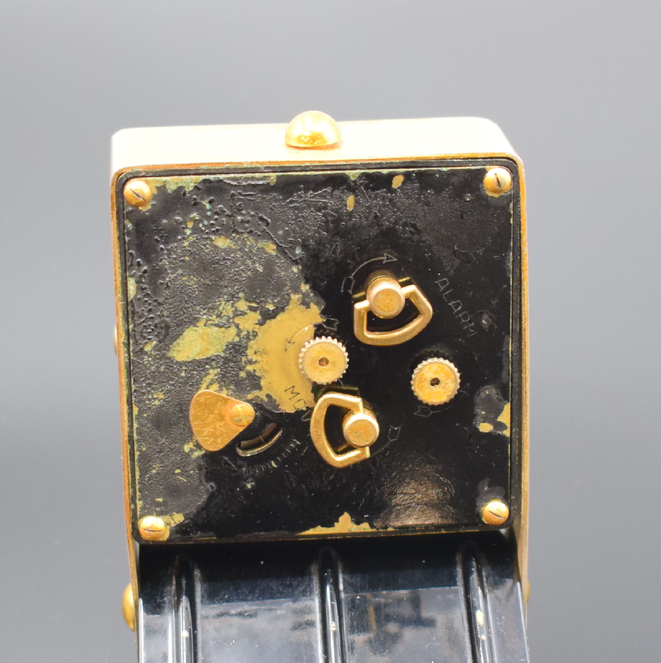 Detail c: JAEGER Reisewecker, Schweiz um 1950, Schlüsselaufzug, aufklappbares Metallgeh., teils schwarz lack., teils verg., silb. Zifferbl., gold. Indizes u. ...