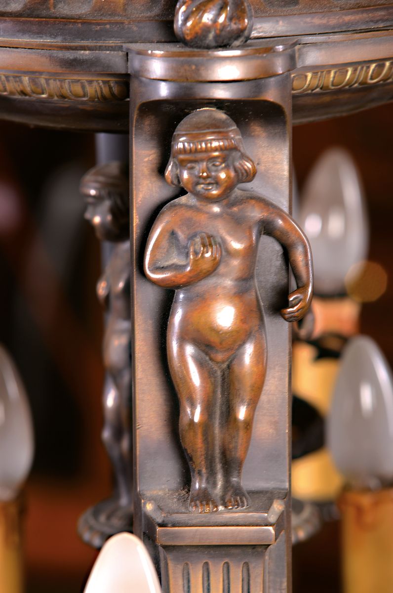 Detail a: Deckenleuchter, deutsch, um 1910, massiv Bronze, reich reliefiert mit Drachen, Maskeronen, Kinderfiguren und Steinböcken, teils vollplastisch ...