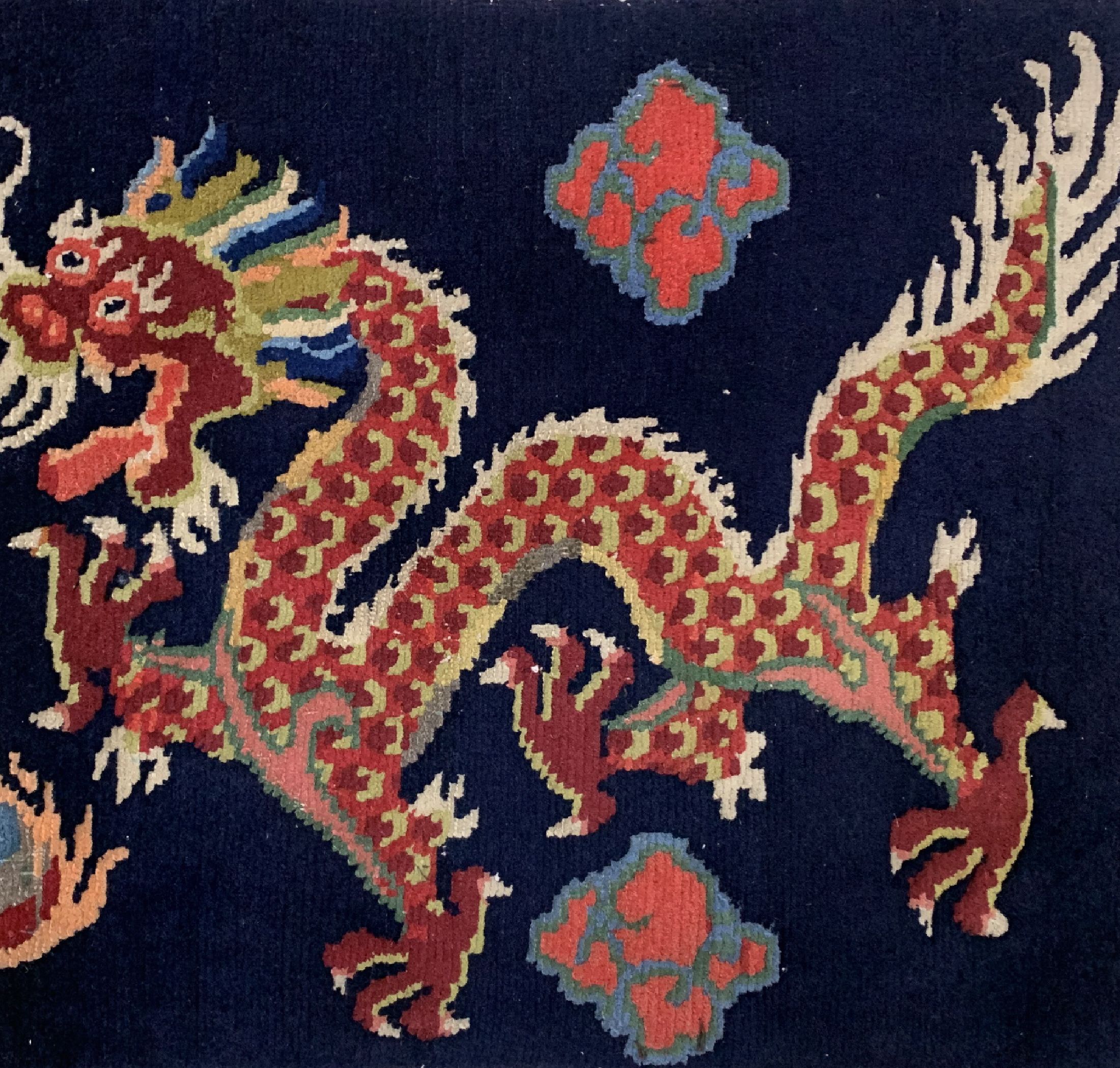 Detail b: Drachenteppich, Tibet, um 1940, Wolle auf Baumwolle, ca. 79 x 63 cm, EHZ: 2-3