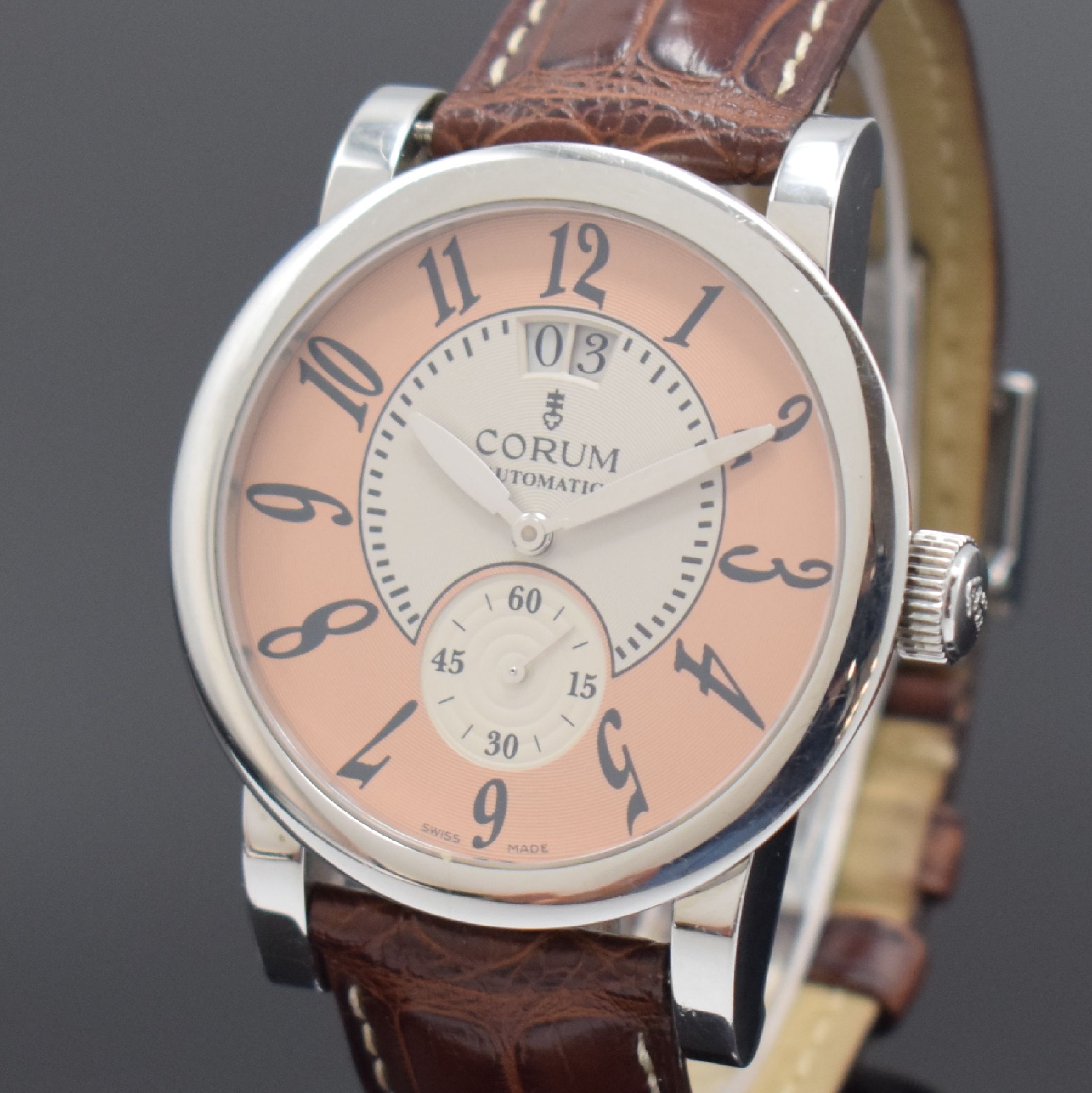 Detail a: CORUM Classical Grande Date Herrenarmbanduhr Referenz 922.201.20, Schweiz um 2005, Automatik, Edelstahlgeh. m. bewegl. Bandansatz b. 12, Boden 6-fach ...