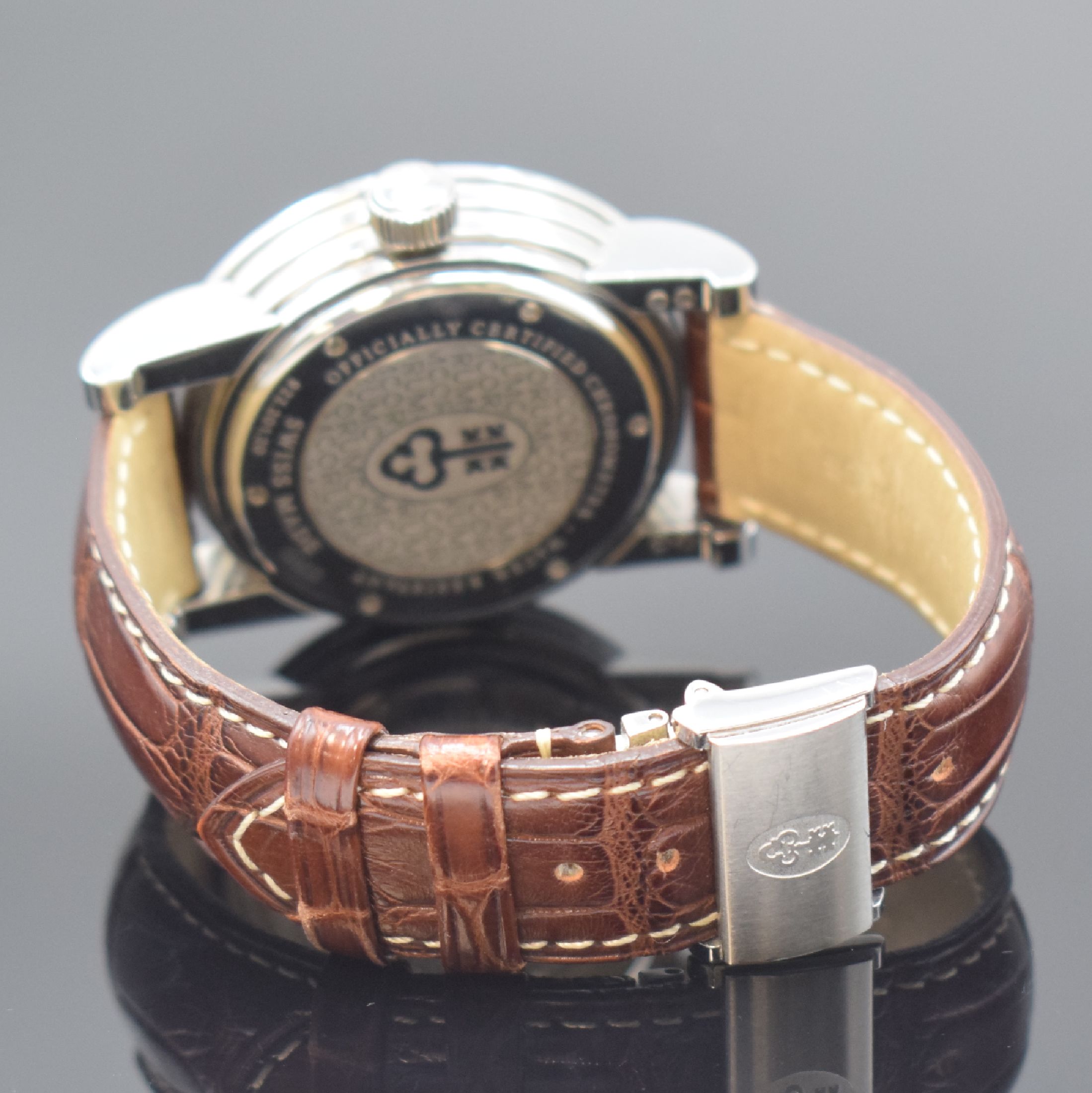 Detail b: CORUM Classical Grande Date Herrenarmbanduhr Referenz 922.201.20, Schweiz um 2005, Automatik, Edelstahlgeh. m. bewegl. Bandansatz b. 12, Boden 6-fach ...