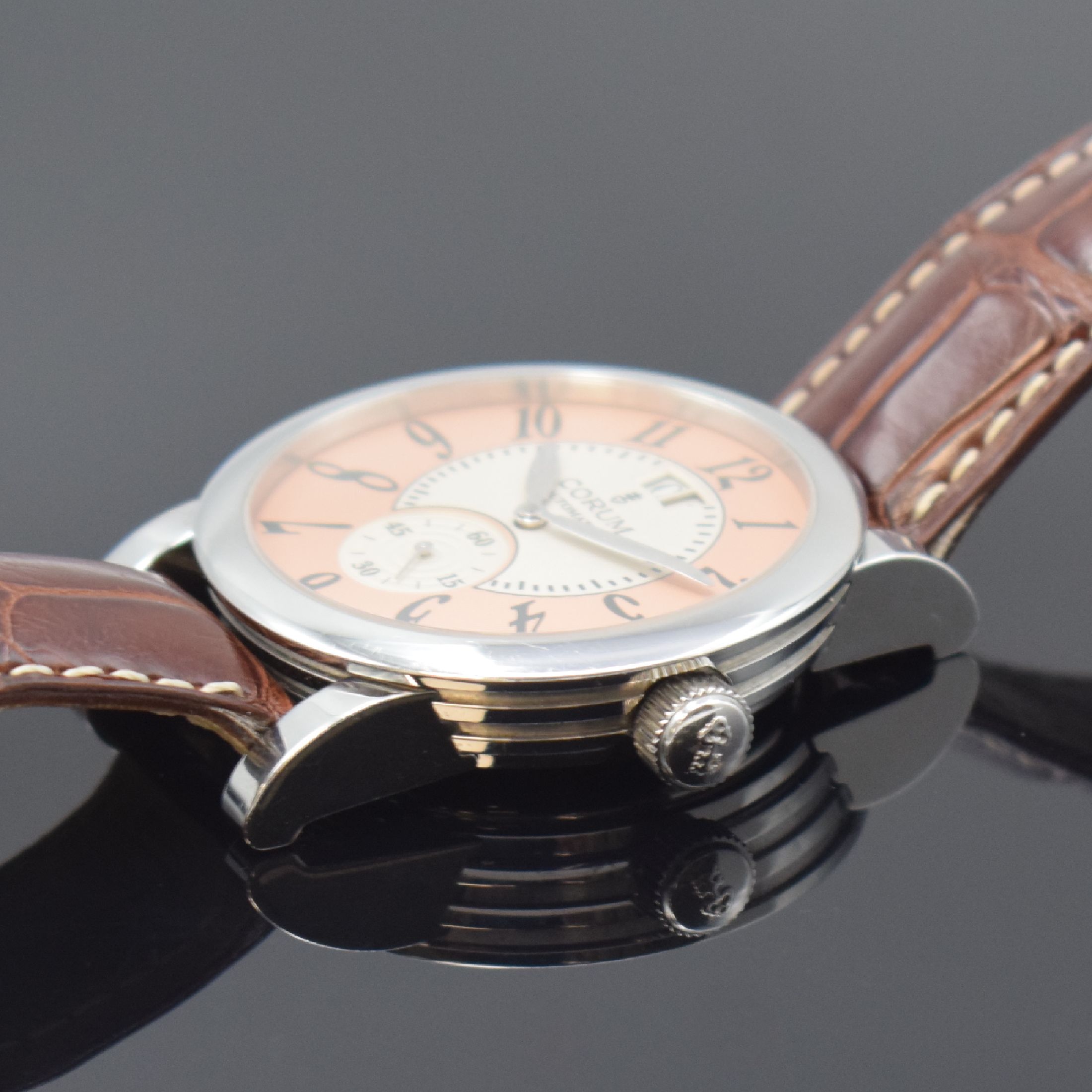 Detail c: CORUM Classical Grande Date Herrenarmbanduhr Referenz 922.201.20, Schweiz um 2005, Automatik, Edelstahlgeh. m. bewegl. Bandansatz b. 12, Boden 6-fach ...
