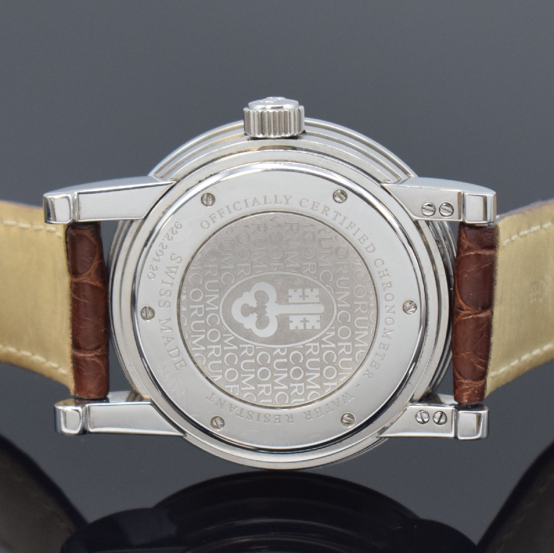 Detail d: CORUM Classical Grande Date Herrenarmbanduhr Referenz 922.201.20, Schweiz um 2005, Automatik, Edelstahlgeh. m. bewegl. Bandansatz b. 12, Boden 6-fach ...