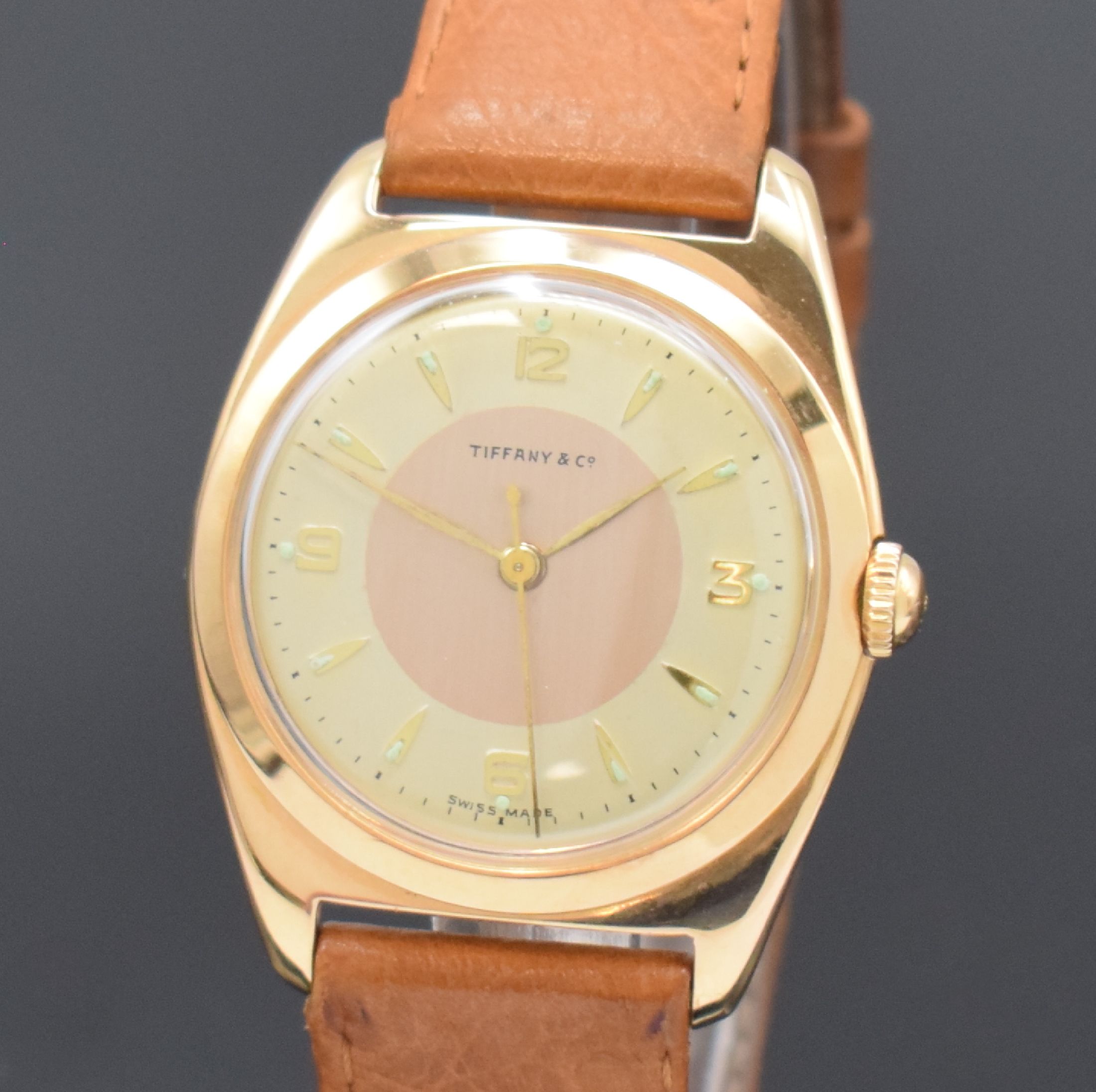 Detail a: DOXA Herrenarmbanduhr in RoseG 750/000, Schweiz um 1955, Hammerautomatik, 2-teil. Geh., Boden m. nachtr. Gravur geschr., rest. Zifferbl. m. nachtr. ...