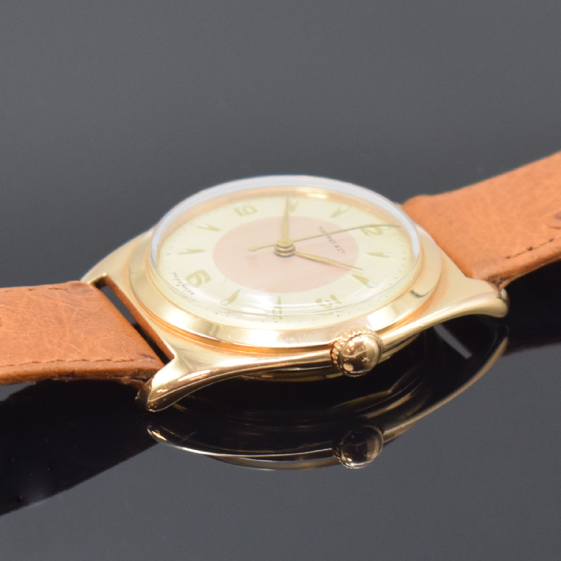 Detail b: DOXA Herrenarmbanduhr in RoseG 750/000, Schweiz um 1955, Hammerautomatik, 2-teil. Geh., Boden m. nachtr. Gravur geschr., rest. Zifferbl. m. nachtr. ...