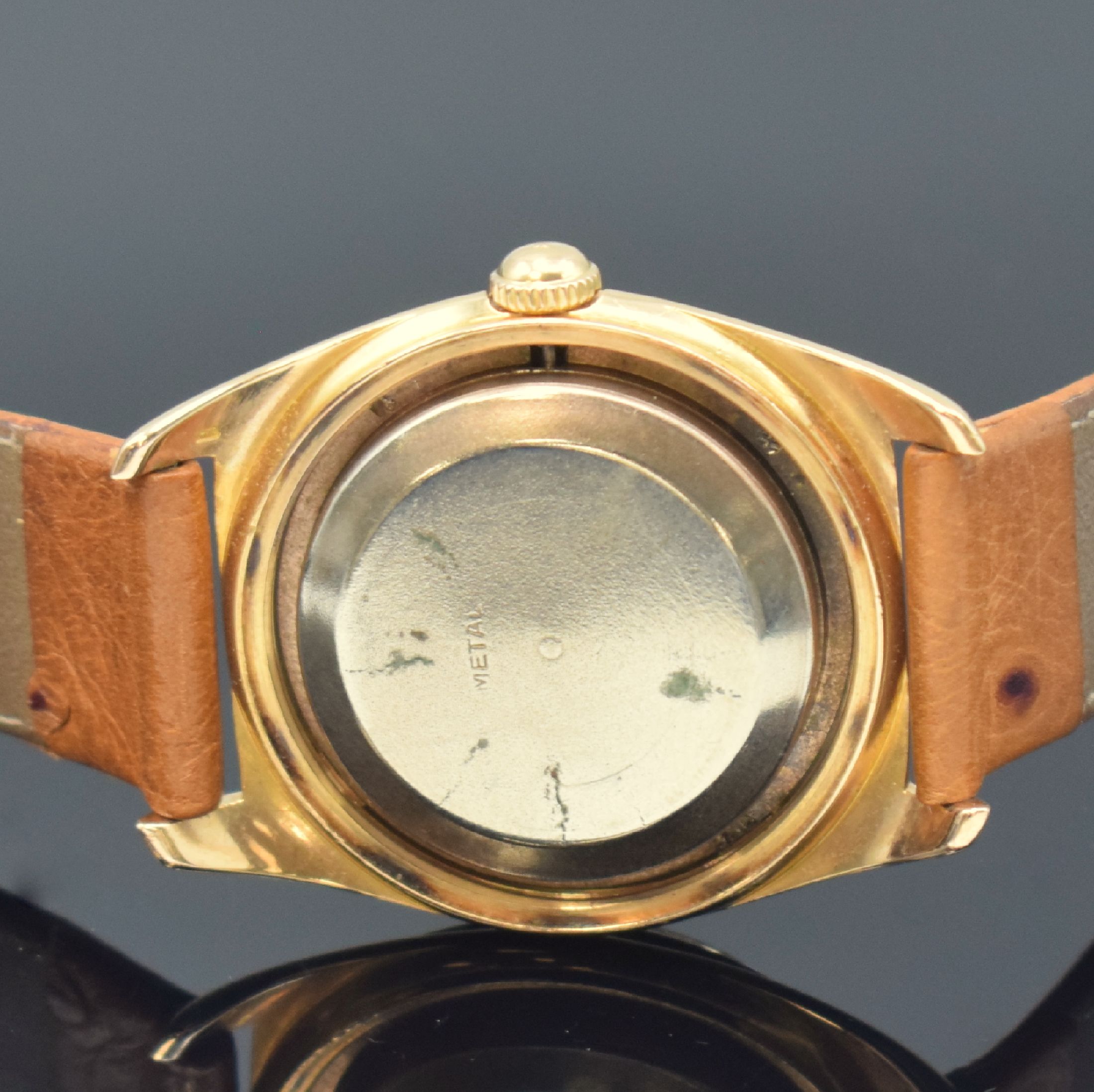Detail d: DOXA Herrenarmbanduhr in RoseG 750/000, Schweiz um 1955, Hammerautomatik, 2-teil. Geh., Boden m. nachtr. Gravur geschr., rest. Zifferbl. m. nachtr. ...