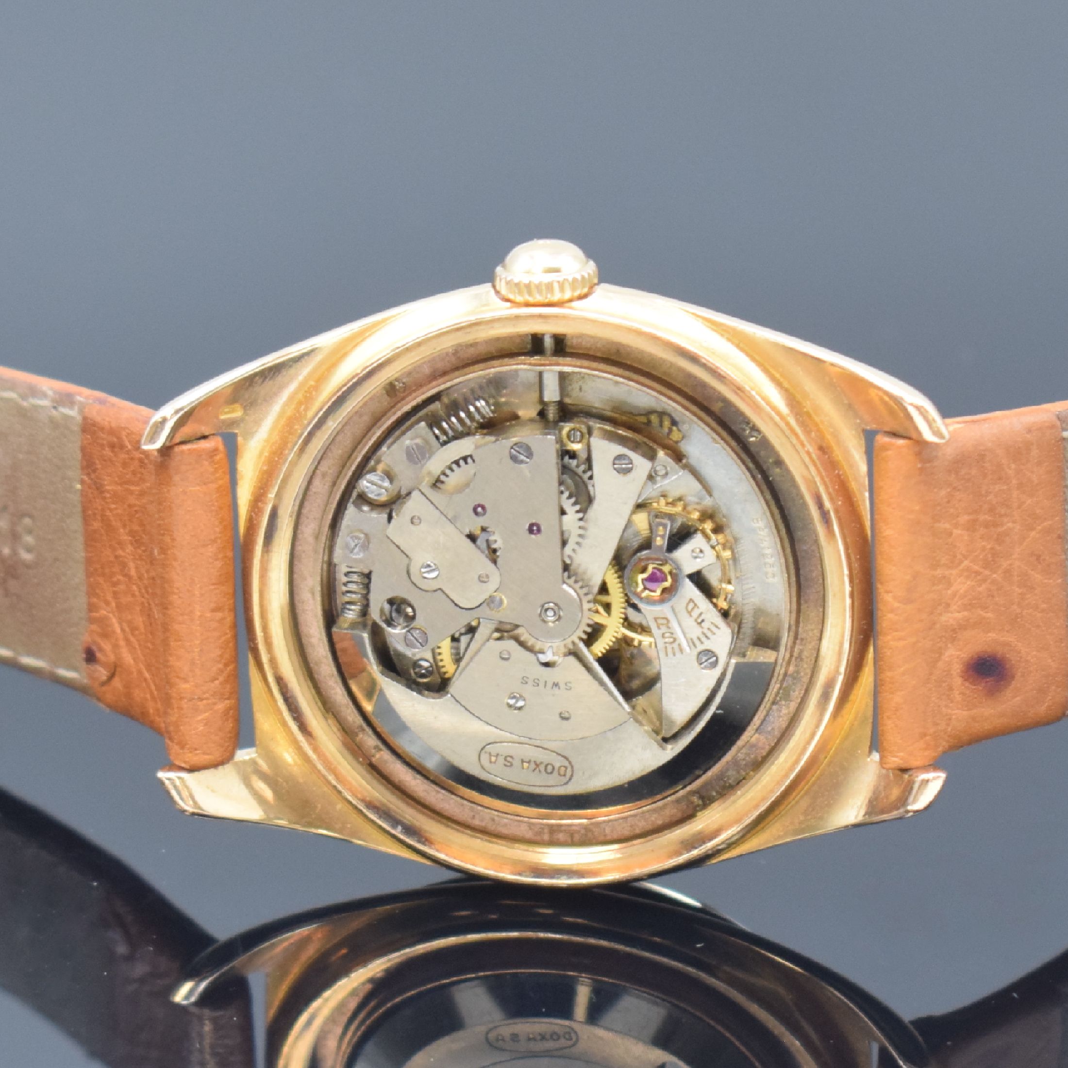 Detail e: DOXA Herrenarmbanduhr in RoseG 750/000, Schweiz um 1955, Hammerautomatik, 2-teil. Geh., Boden m. nachtr. Gravur geschr., rest. Zifferbl. m. nachtr. ...