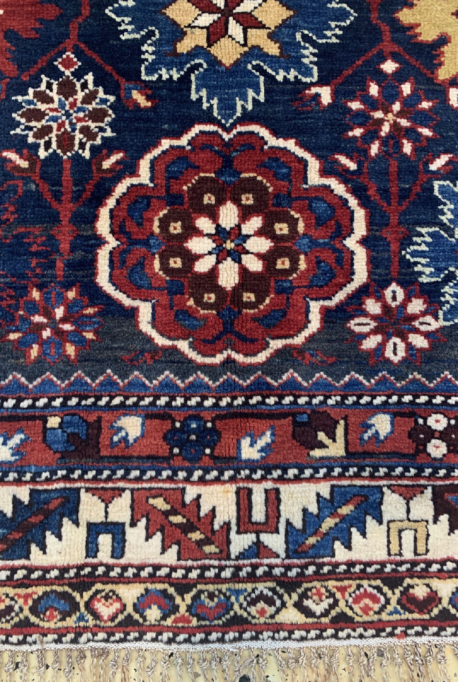 Detail b: Antiker Blüten-Schirwan, Kaukasus, 19.Jhd, Wolle auf Wolle, ca. 182 x 131 cm, EHZ: 2