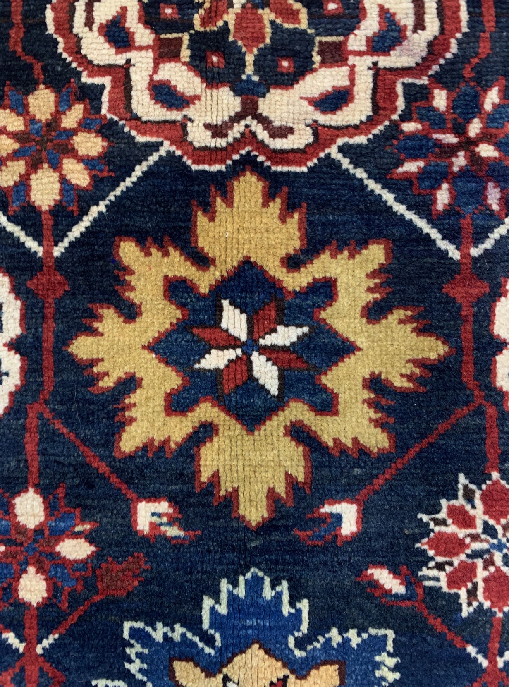 Detail c: Antiker Blüten-Schirwan, Kaukasus, 19.Jhd, Wolle auf Wolle, ca. 182 x 131 cm, EHZ: 2