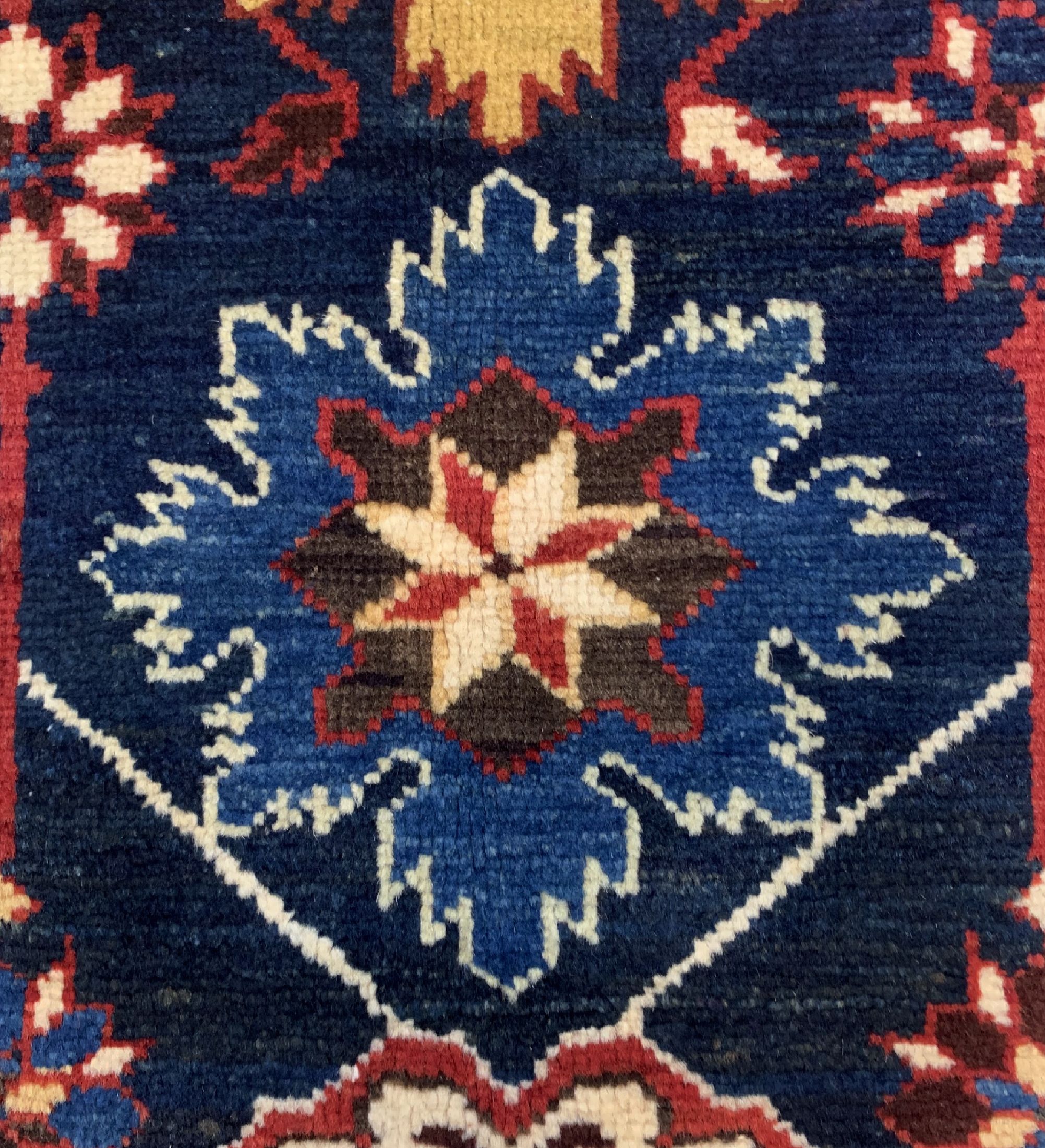 Detail d: Antiker Blüten-Schirwan, Kaukasus, 19.Jhd, Wolle auf Wolle, ca. 182 x 131 cm, EHZ: 2