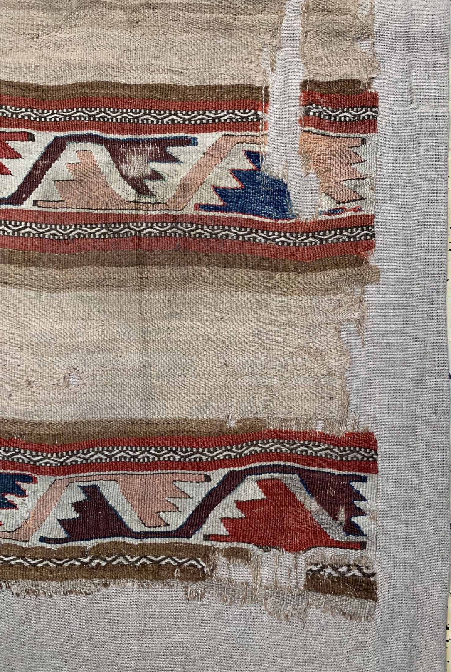 Detail a: Antiker"Kapadokkien"Kelim, Türkei, 19.Jhd, Wolle auf Wolle, ca. 284 x 139 cm, EHZ: 4, (auf Leinen aufgenäht)